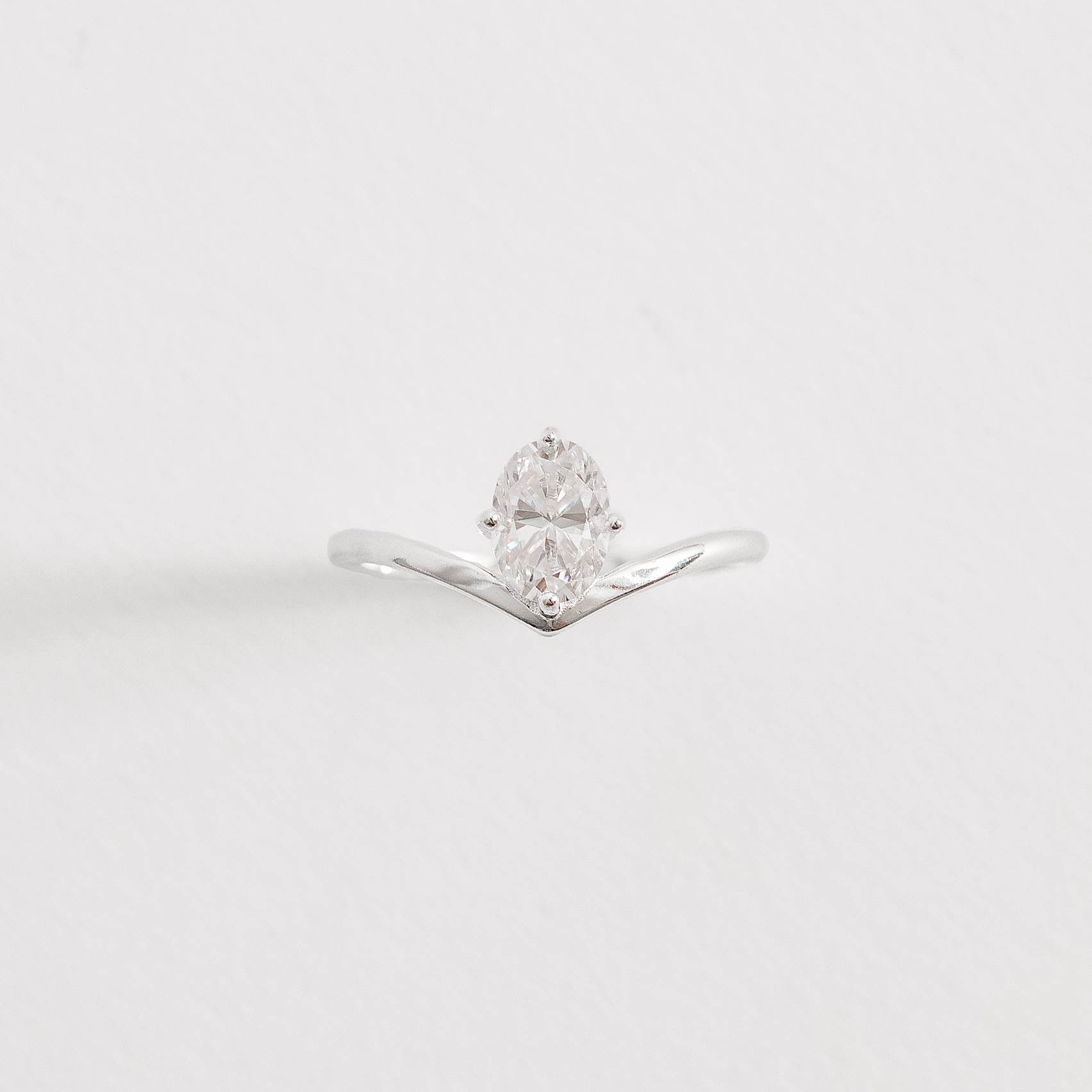 Imagem Anel v solitário moissanite oval 5x7mm