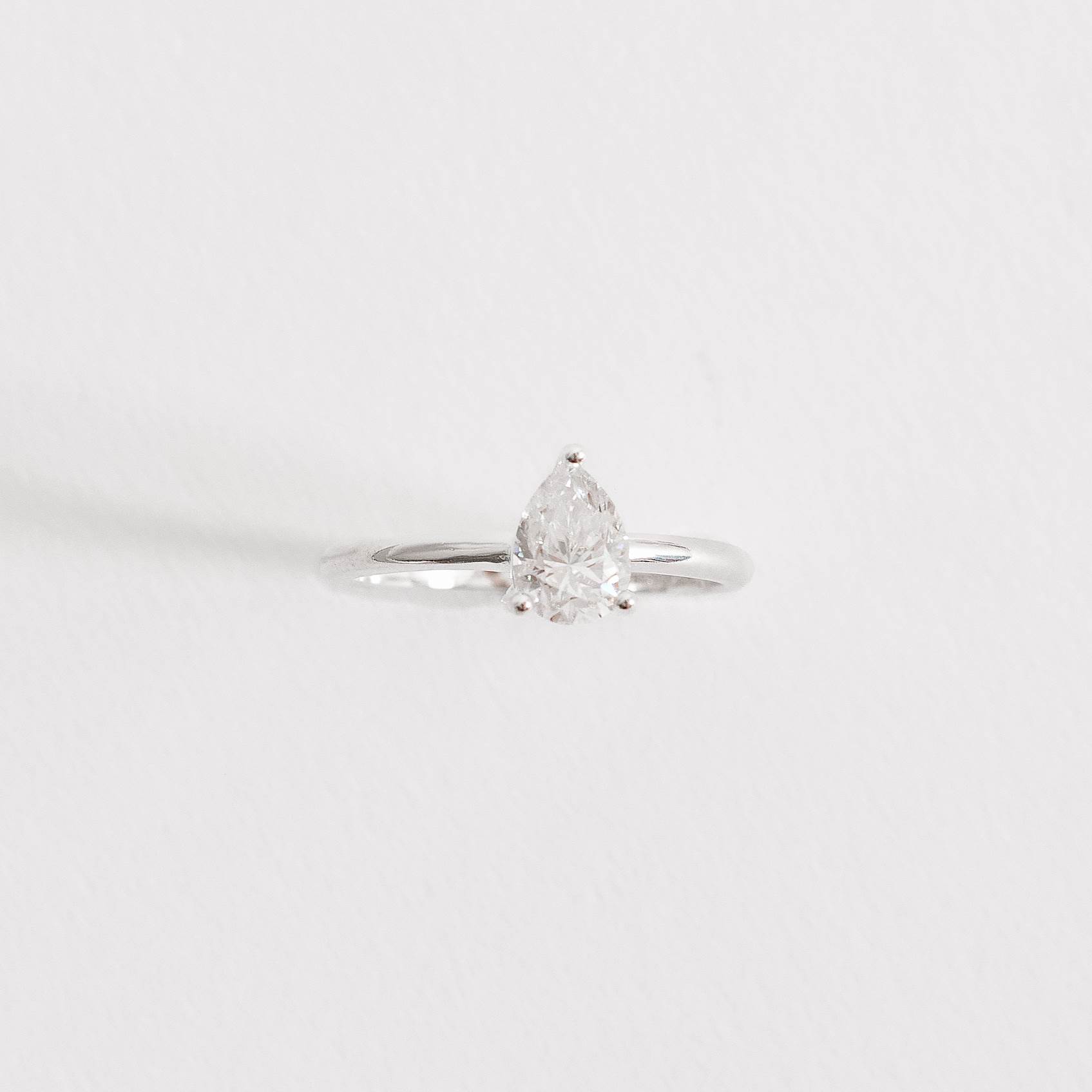 Imagem Anel solitário moissanite gota 5x7mm
