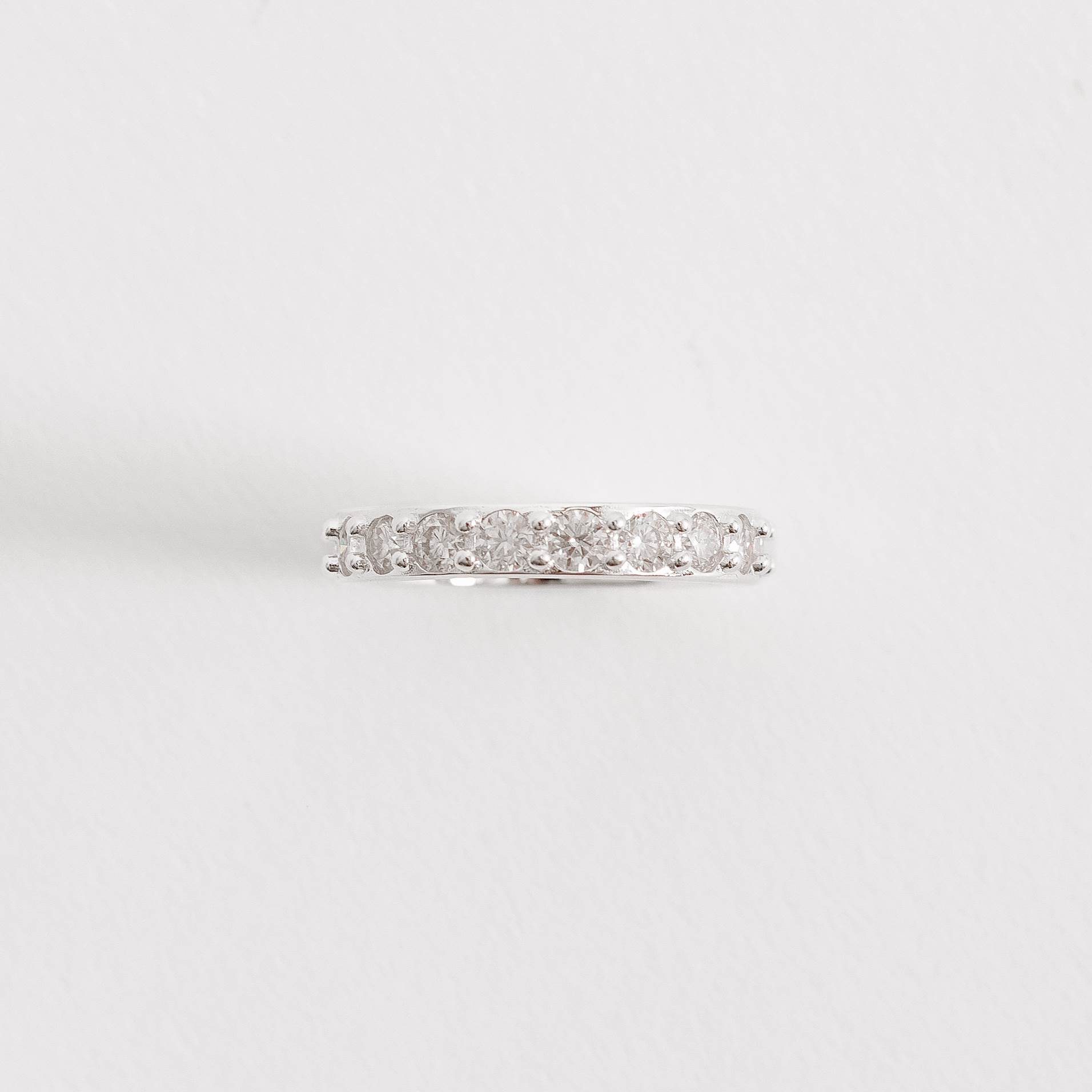 Anel aliança cravejada com moissanites 3mm