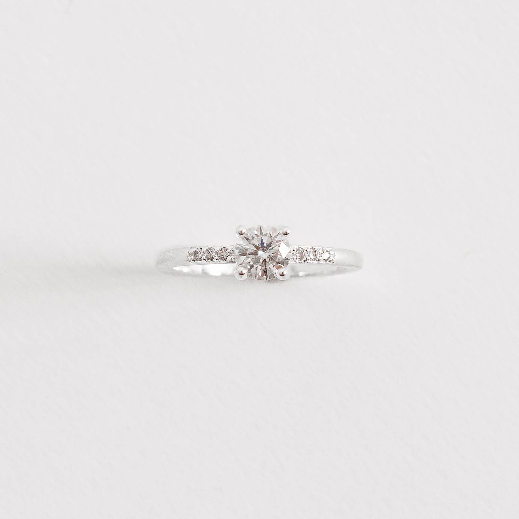 Anel solitário moissanite 5mm com cravejado embutido