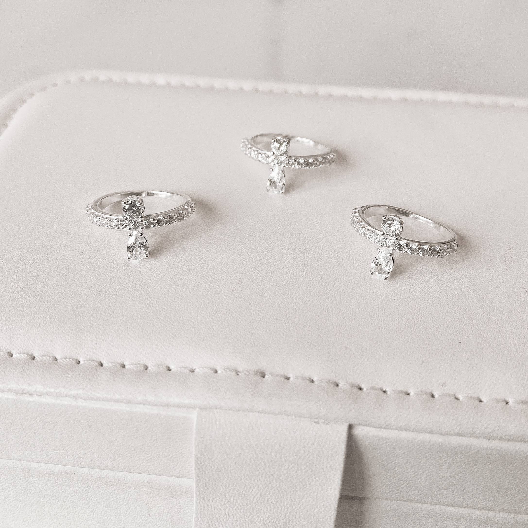 Imagem Anel meia aliança detalhe zircônias redonda e gota