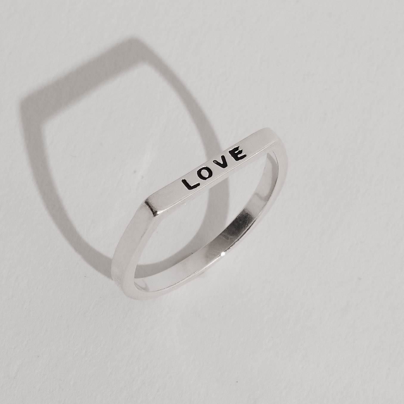 Imagem Secundária Anel reto escrito love resina