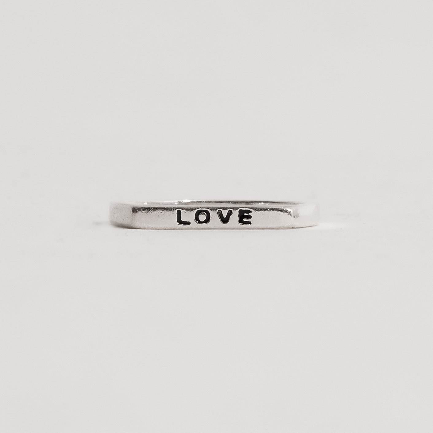 Anel reto escrito love resina