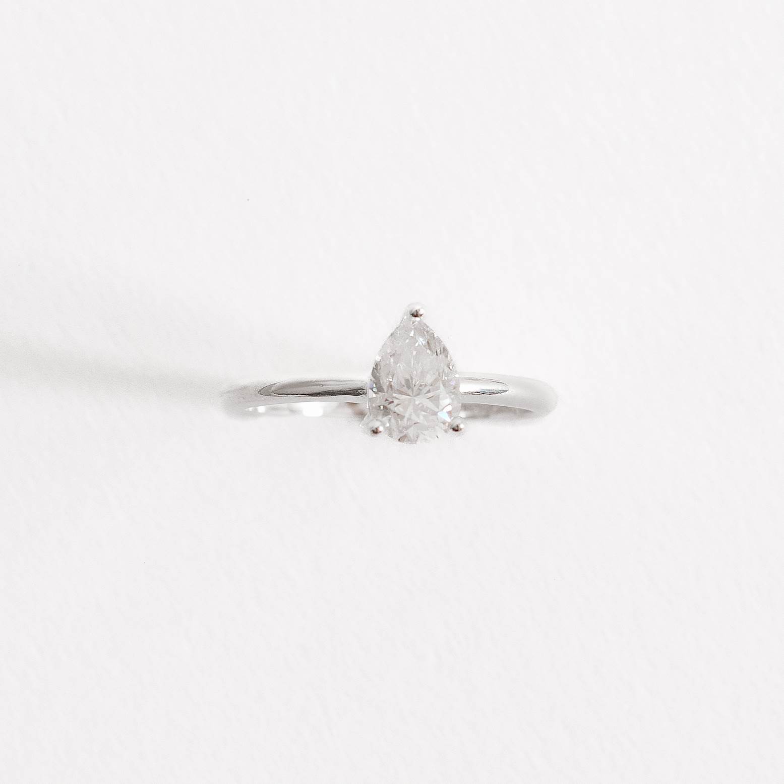 Anel solitário moissanite gota 5x7mm