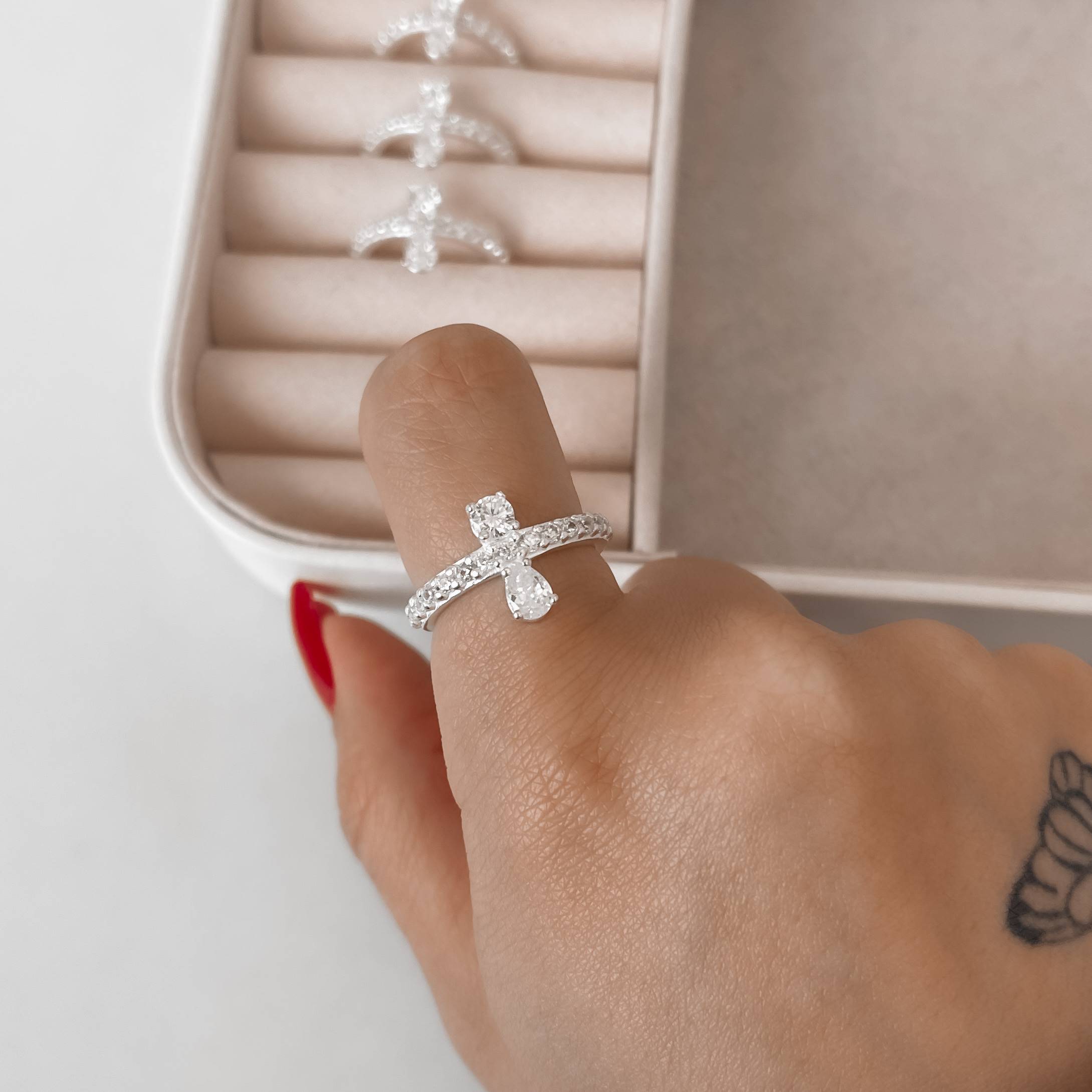 Imagem Secundária Anel meia aliança detalhe zircônias redonda e gota