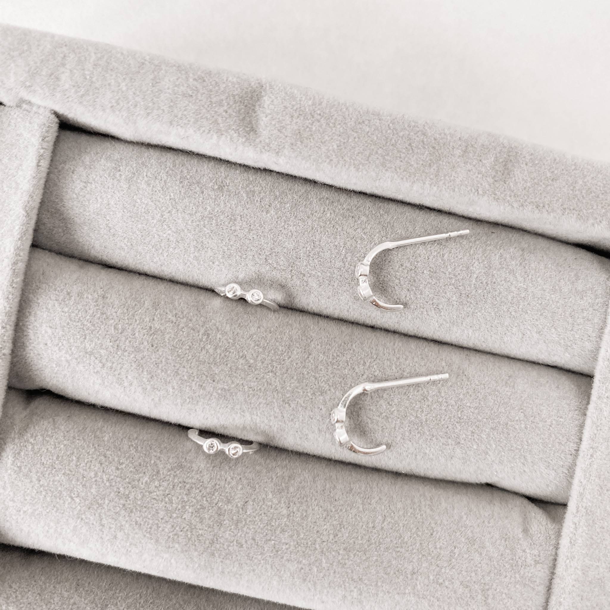 Imagem Brinco meia argola 9mm detalhe zircônia