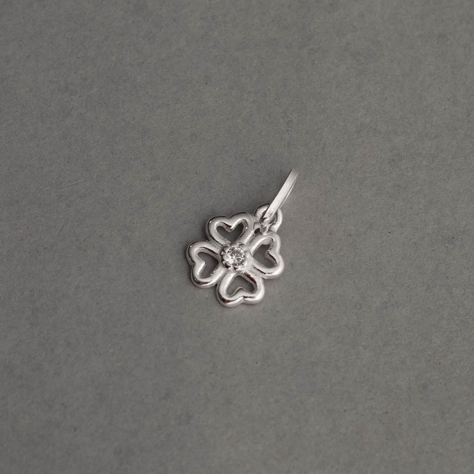 Pingente trevo vazado com zircônia 9mm