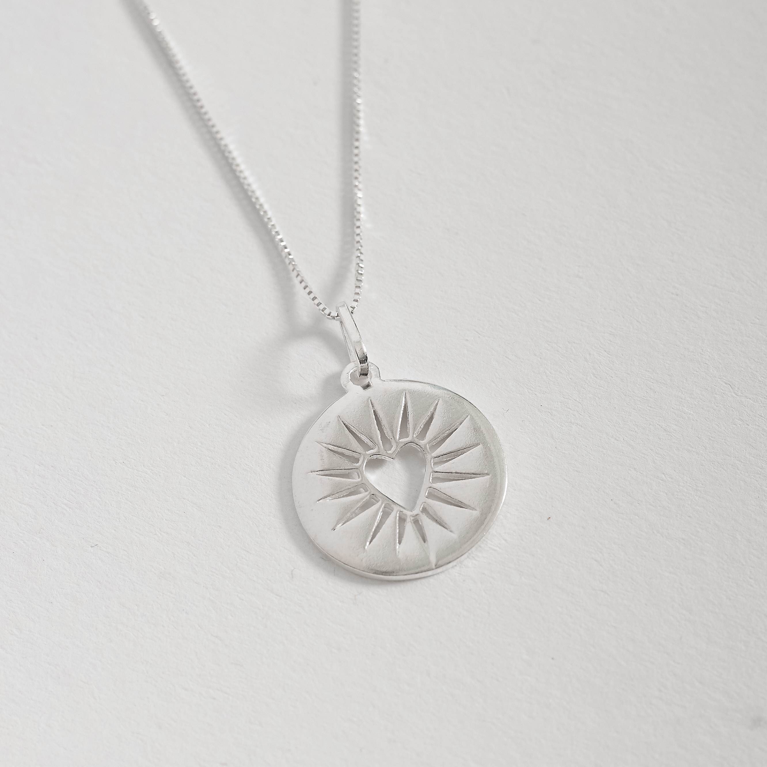 Imagem Colar pingente medalha coração com detalhes 18mm 45cm