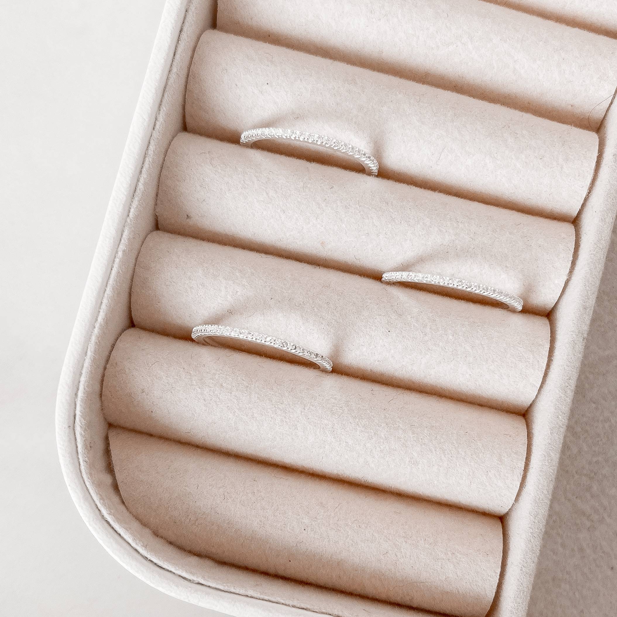 Anel aliança fina cravejada cristal