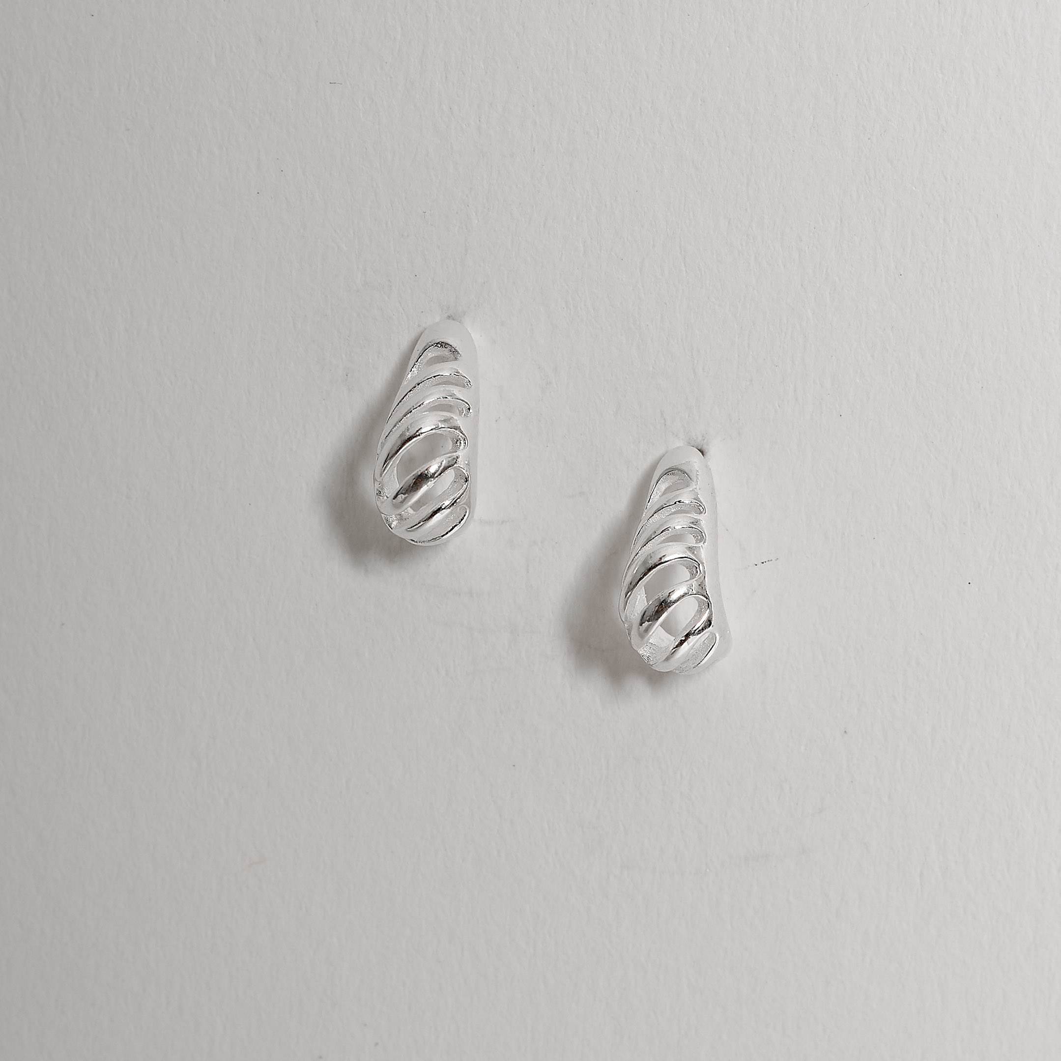 Imagem Secundária Brinco gota pesada desenhada 11mm