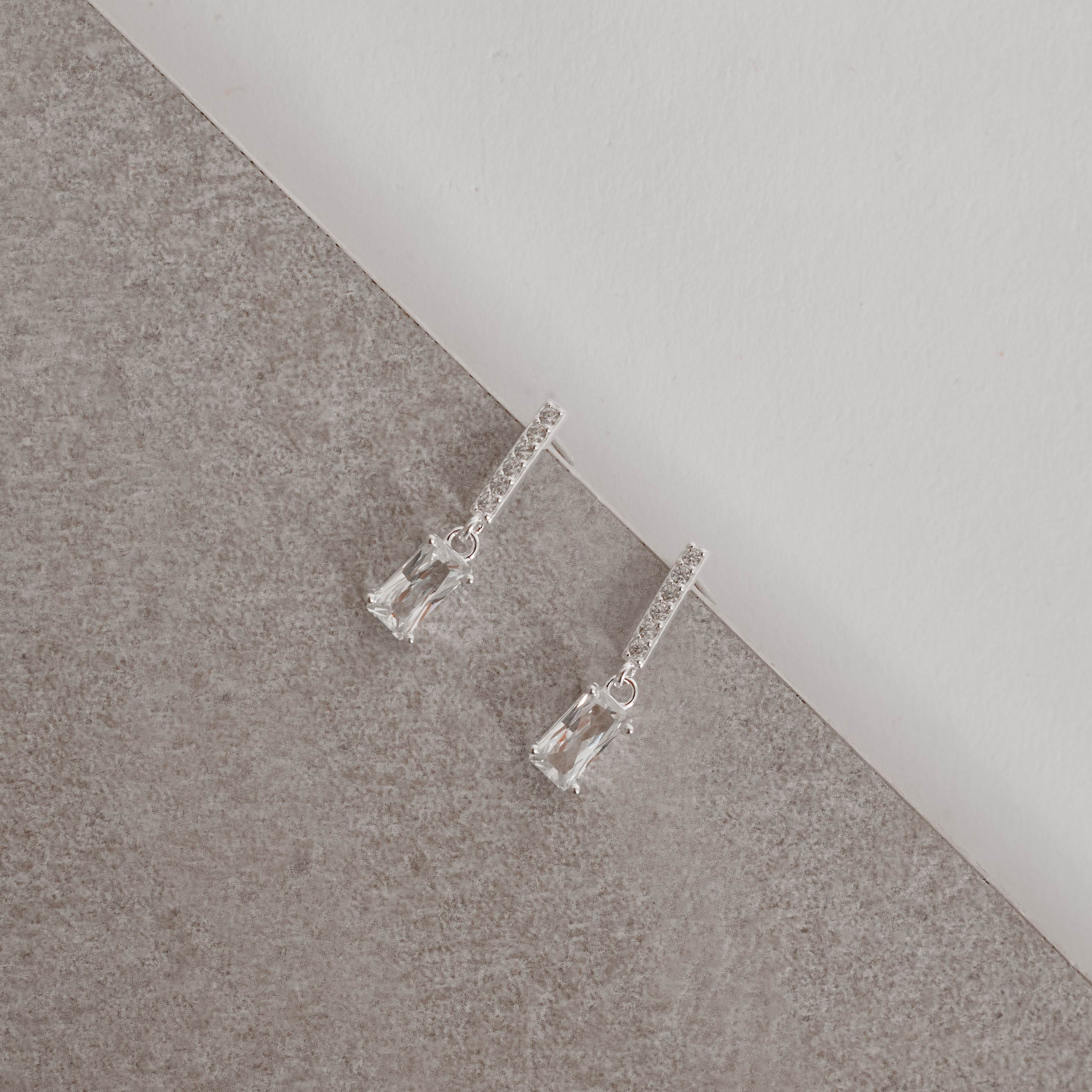 Imagem Secundária Brinco palito cravejado 11mm com pingente zircônia retangular