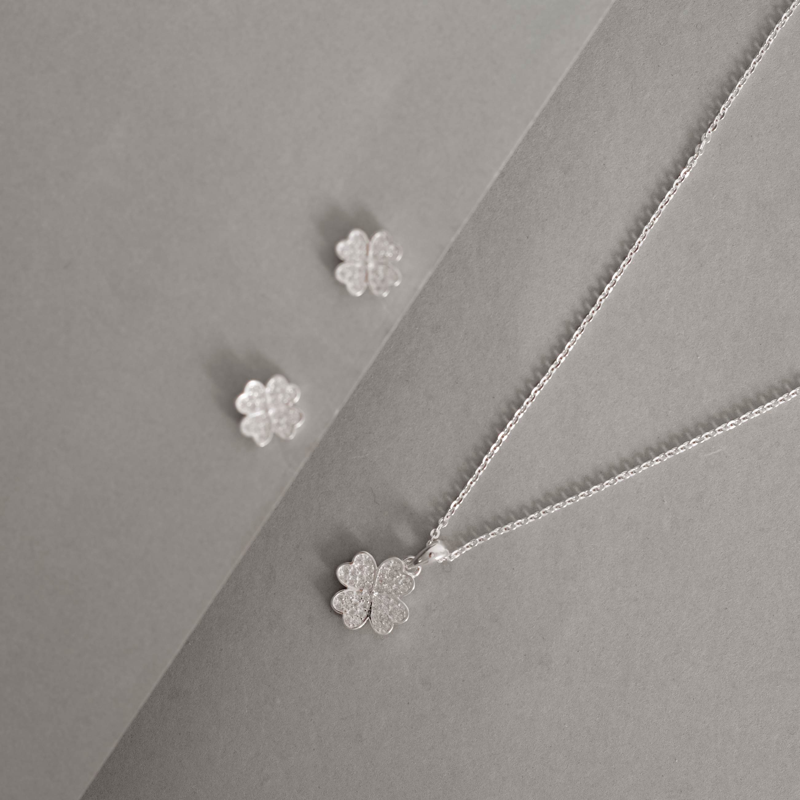 Conjunto brinco e colar trevo cravejado 11mm corrente cadeadinho 45cm