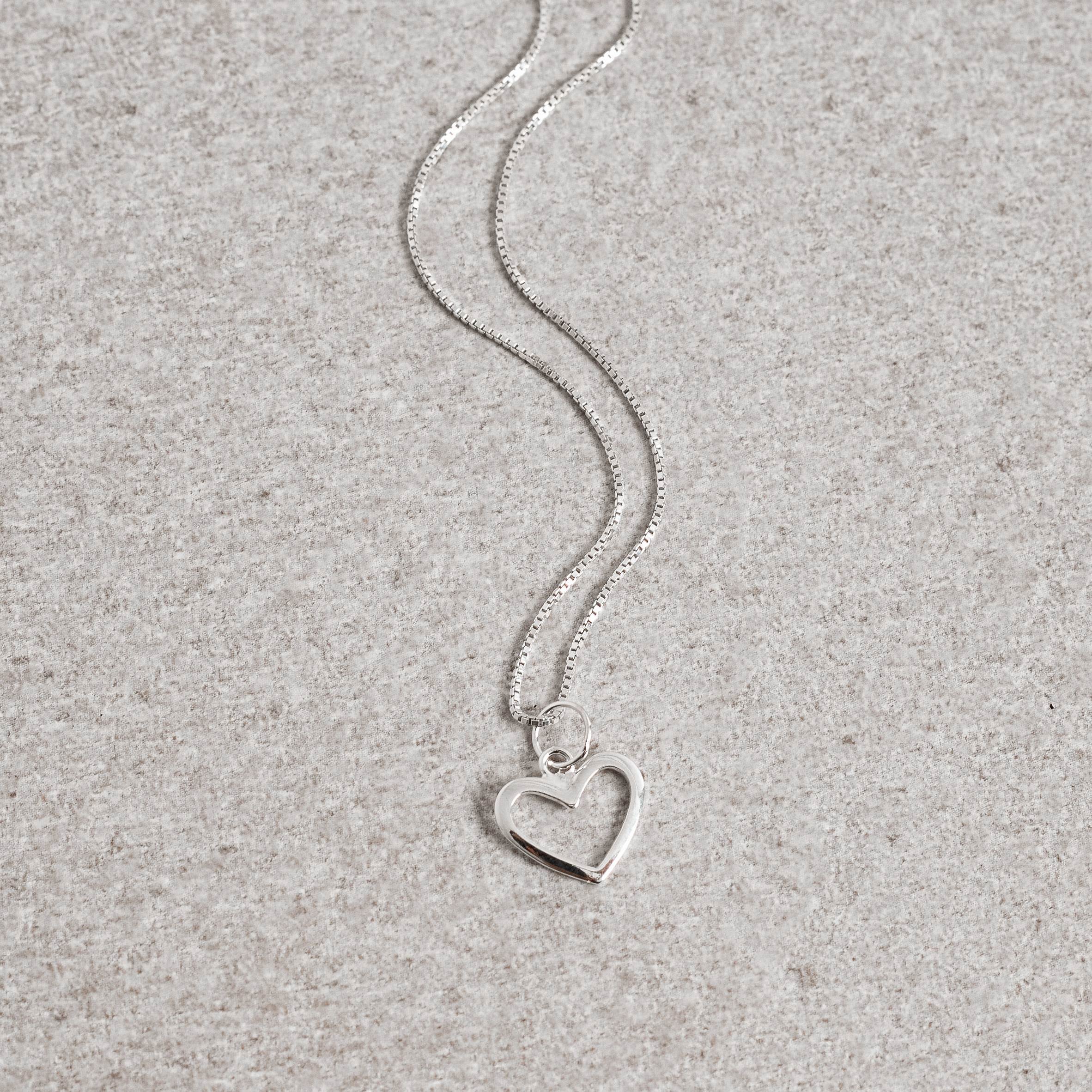 Imagem Colar pingente coração vazado 11mm 40cm