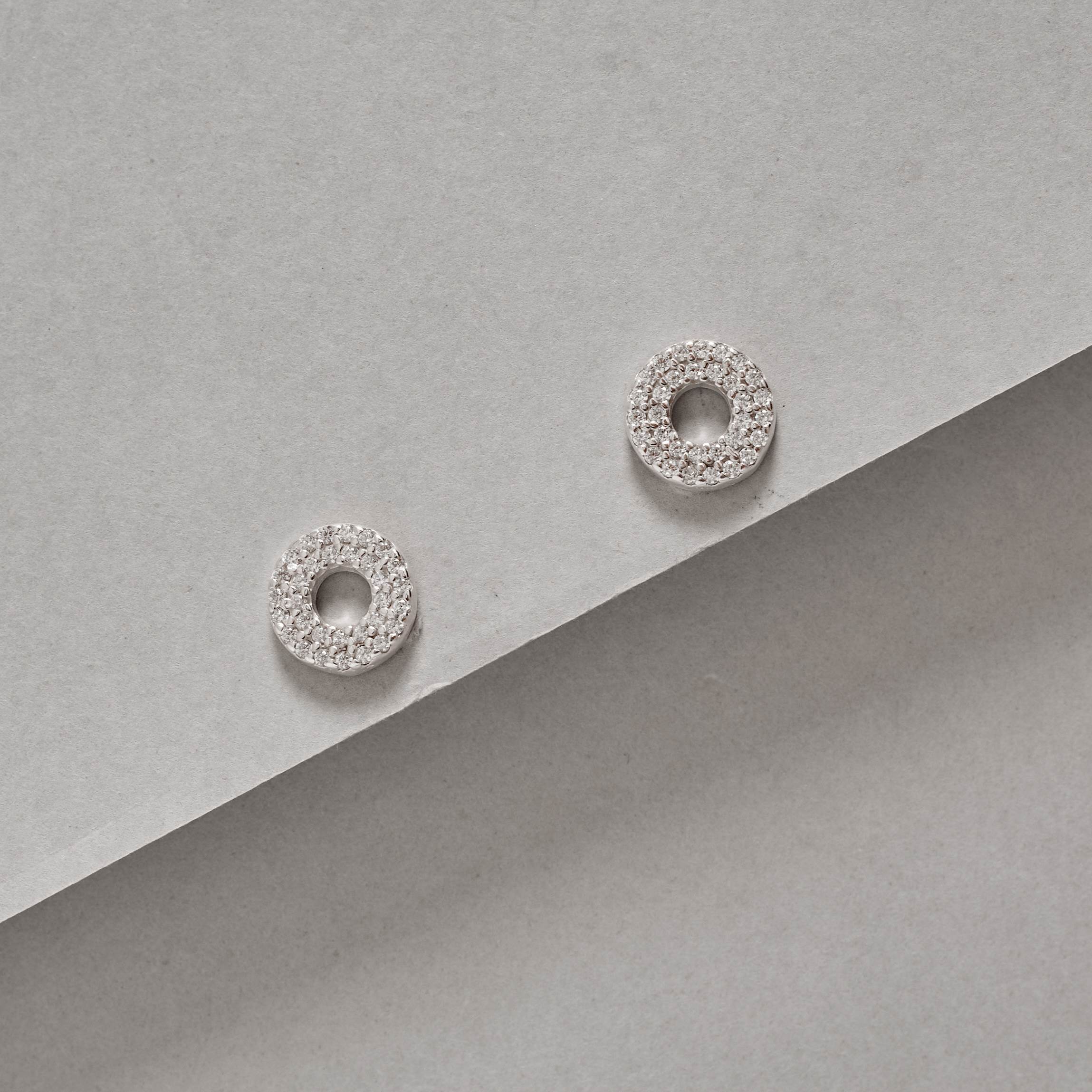 Imagem Secundária Brinco círculo vazado com duplo cravejado 10mm