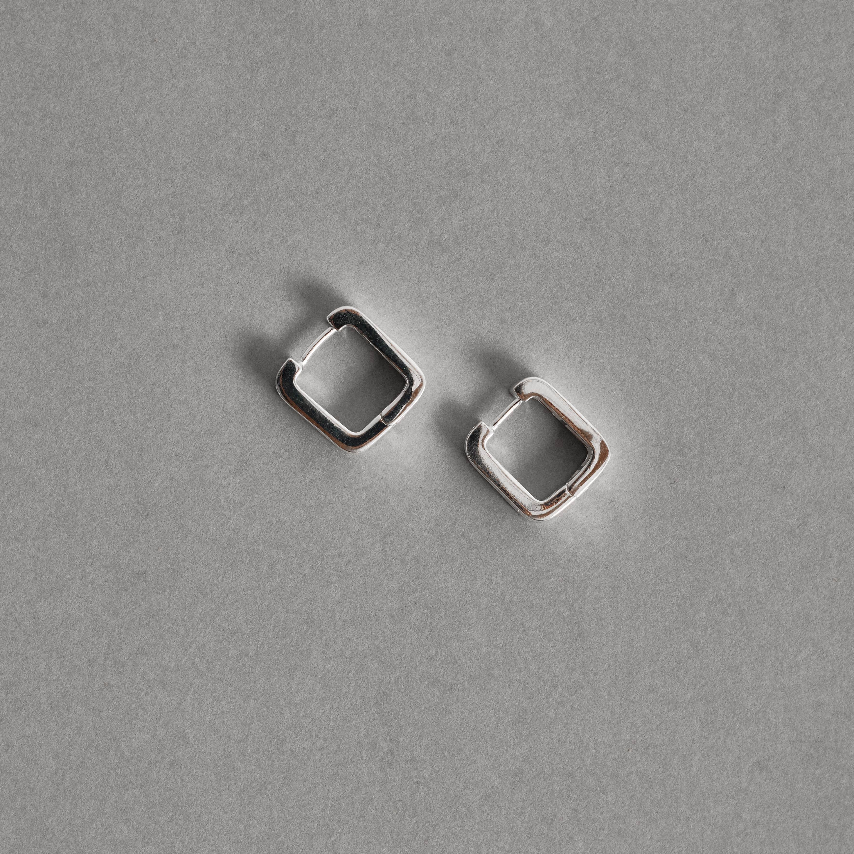 Imagem Secundária Argola click quadrada com zircônias retangulares 13mm 