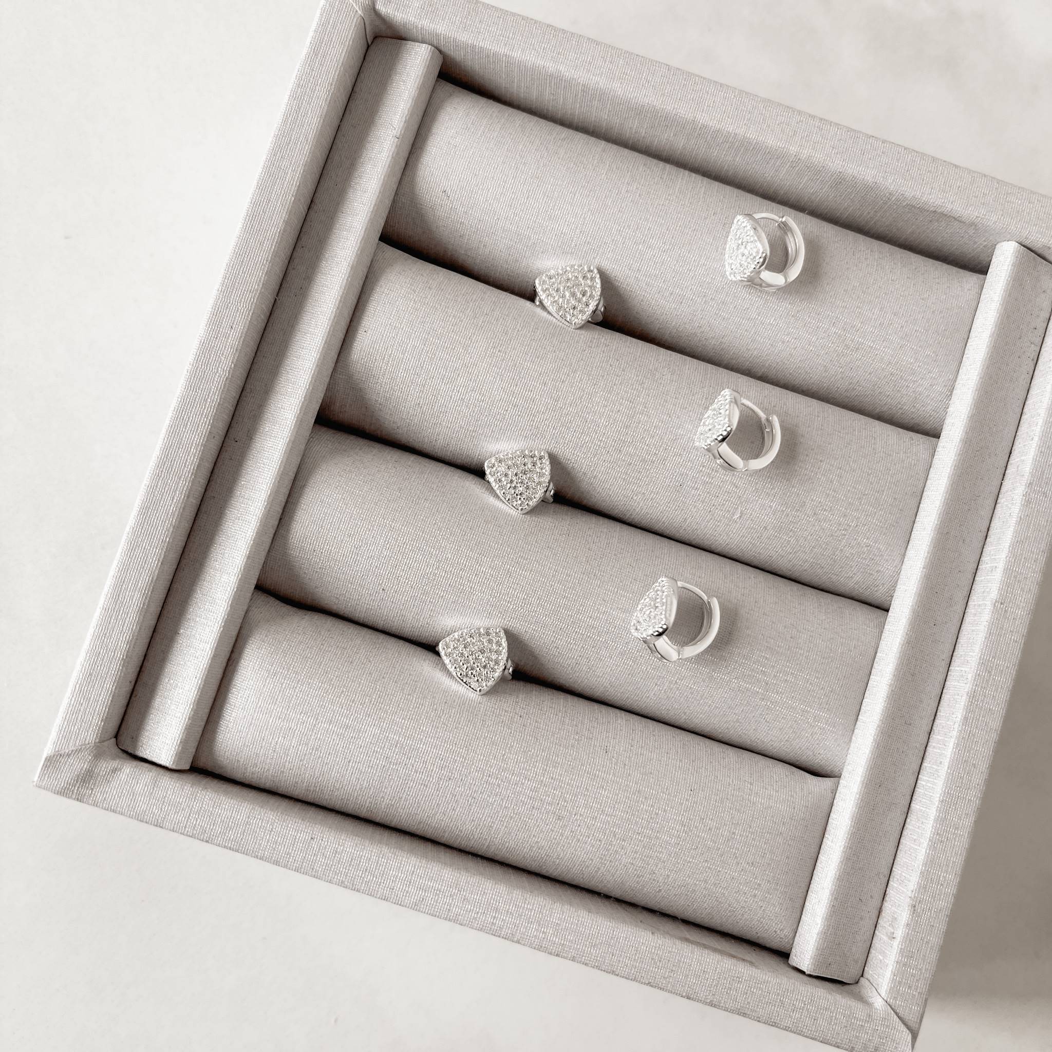 Imagem Secundária Argola click 9mm triângulo cravejado