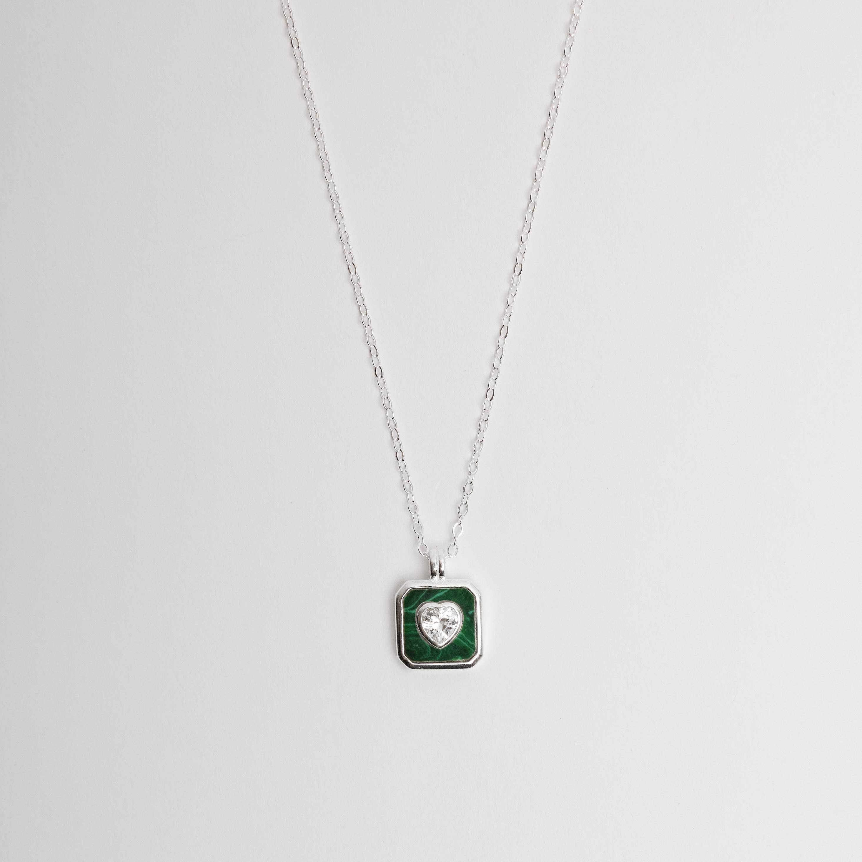 Colar pingente medalha malaquita com zircônia coração 10mm corrente cadeadinho 40+5cm