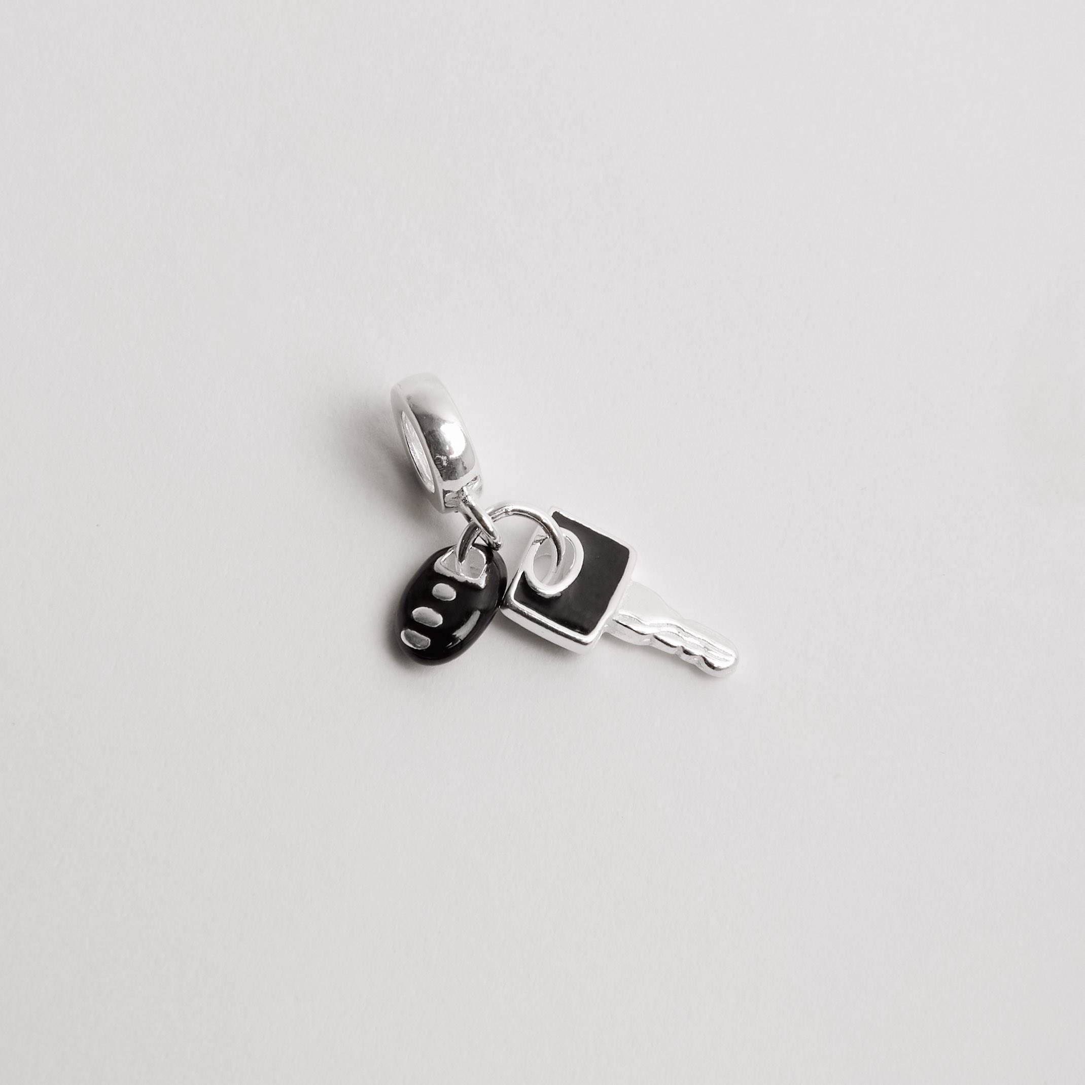 Berloque pingente chave de carro resina 13mm
