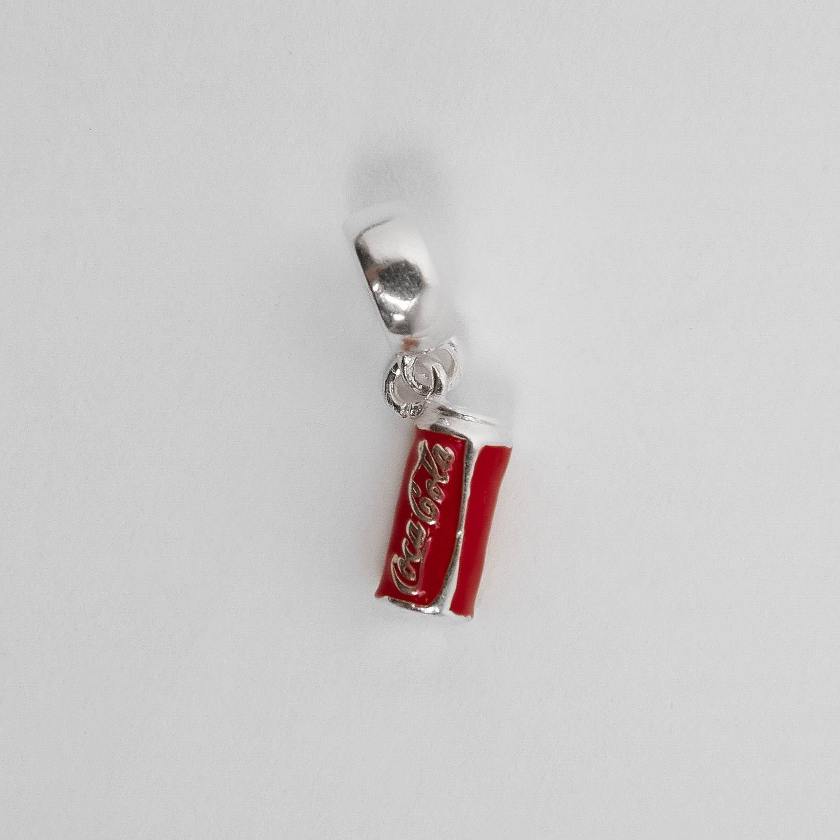Berloque pingente latinha Coca-Cola 11mm resina