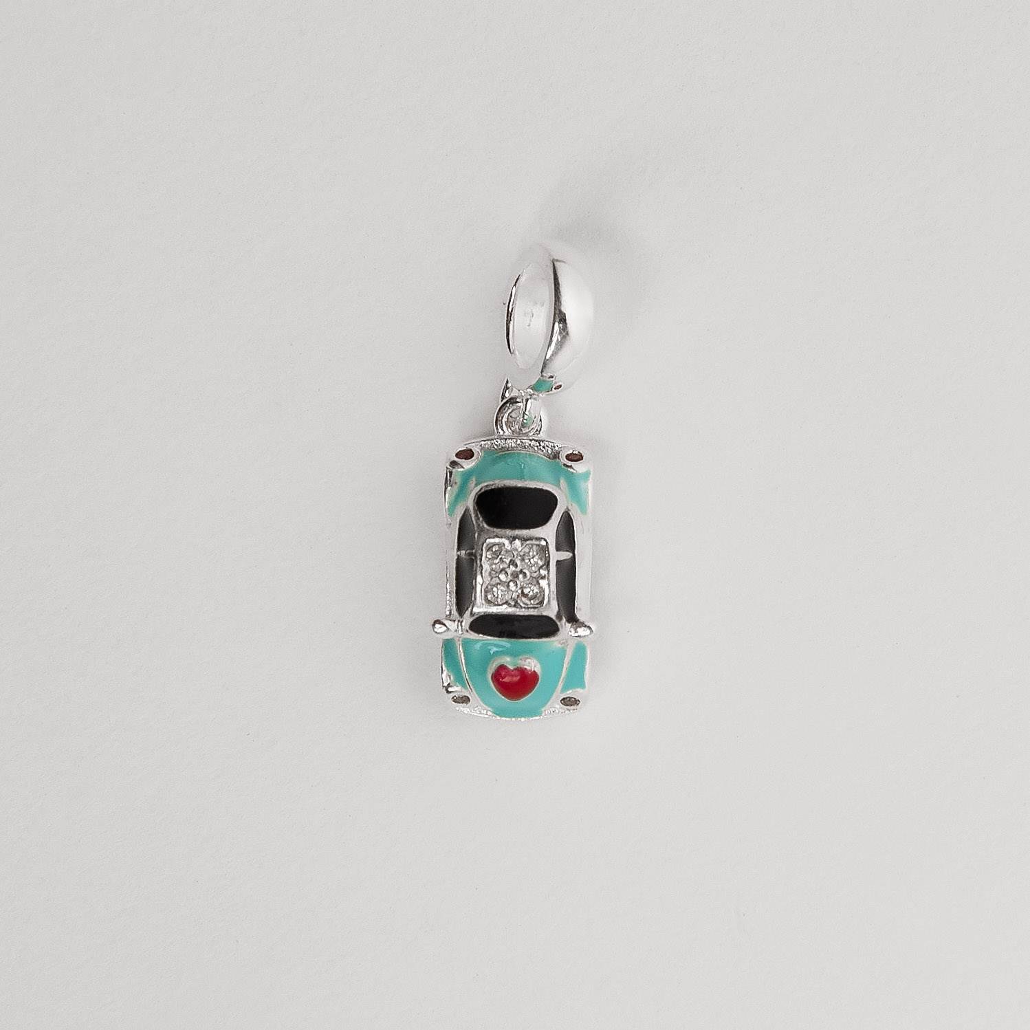 Berloque pingente fusca detalhe cravejado 13mm resina