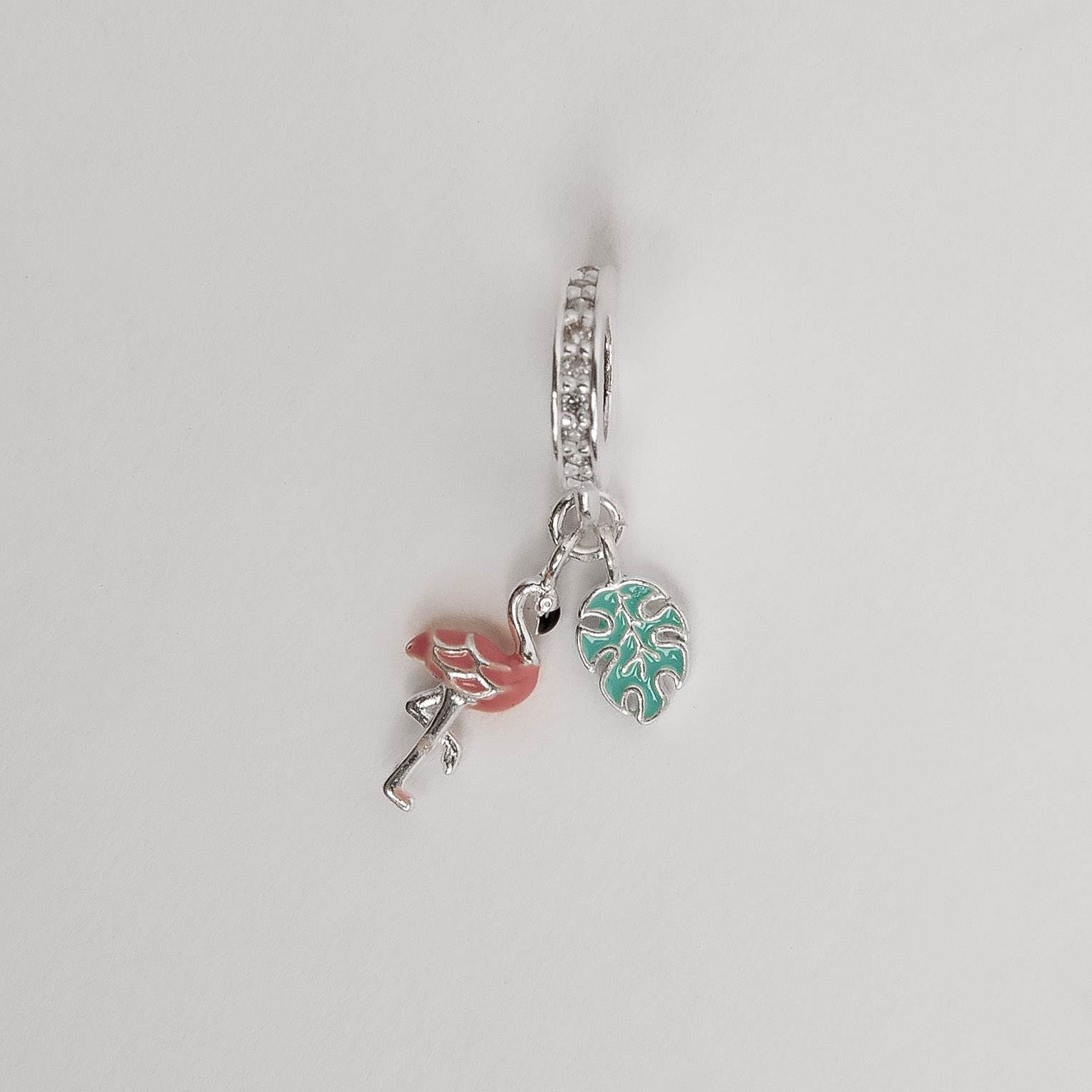 Berloque pingentes flamingo e folha 10mm elo cravejado resina