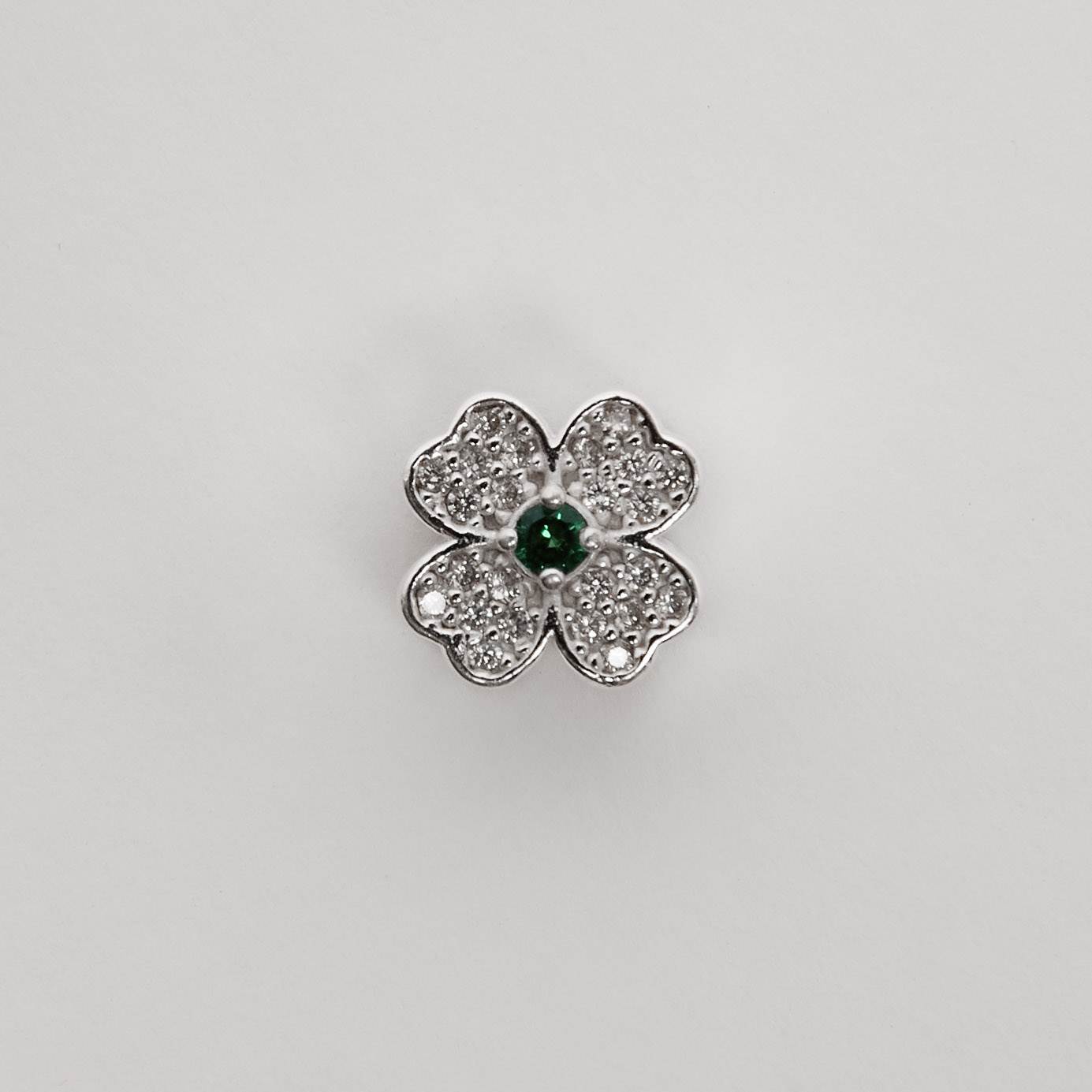 Berloque separador trevo cravejado 10mm detalhe zircônia verde
