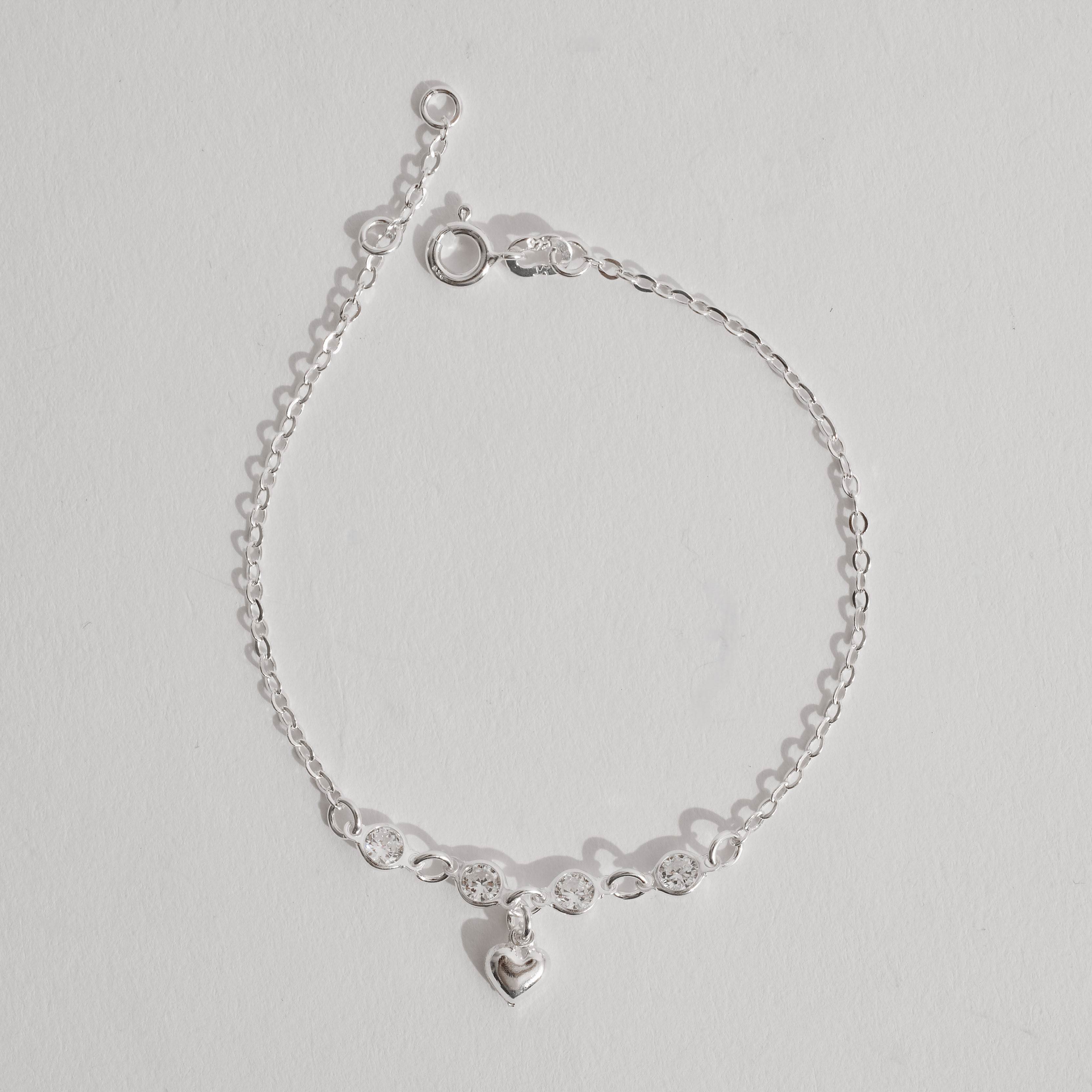 Imagem Pulseira entremeio zircônias 4mm pingente coração vazado 19cm