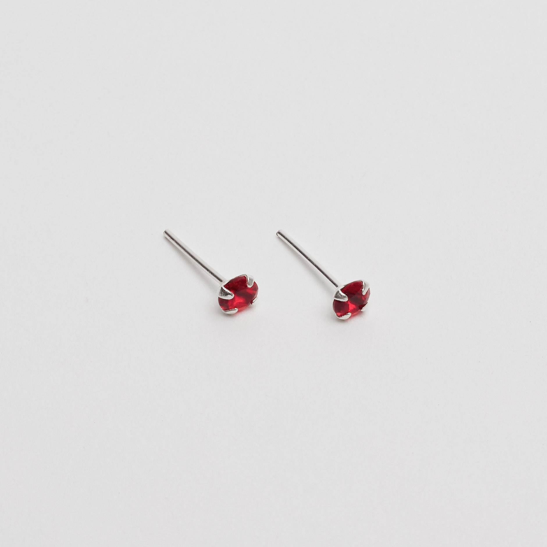 Brinco zircônia redonda cereja 4mm