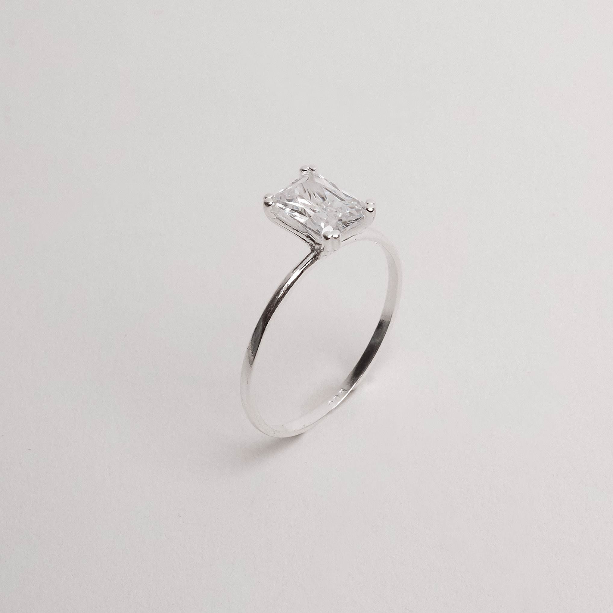 Anel solitário zircônia retangular 7x5mm