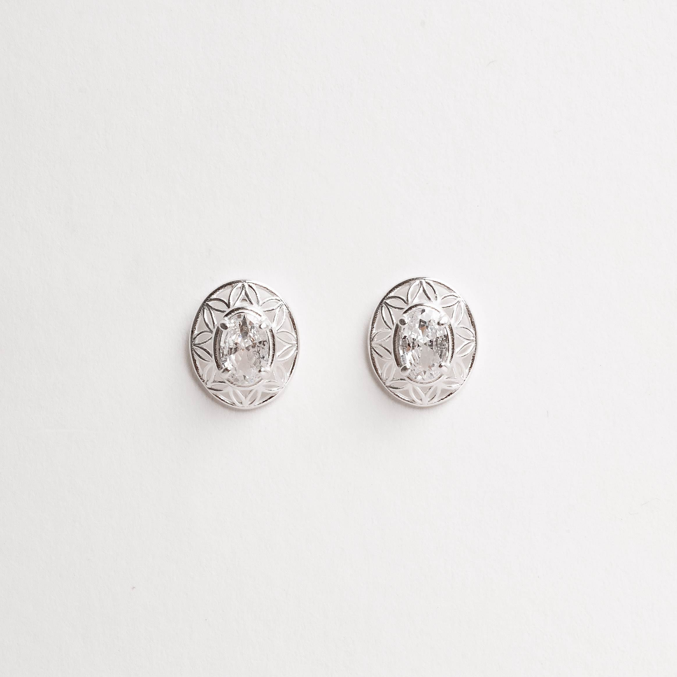 Brinco medalha trabalhada 11mm com zircônia oval