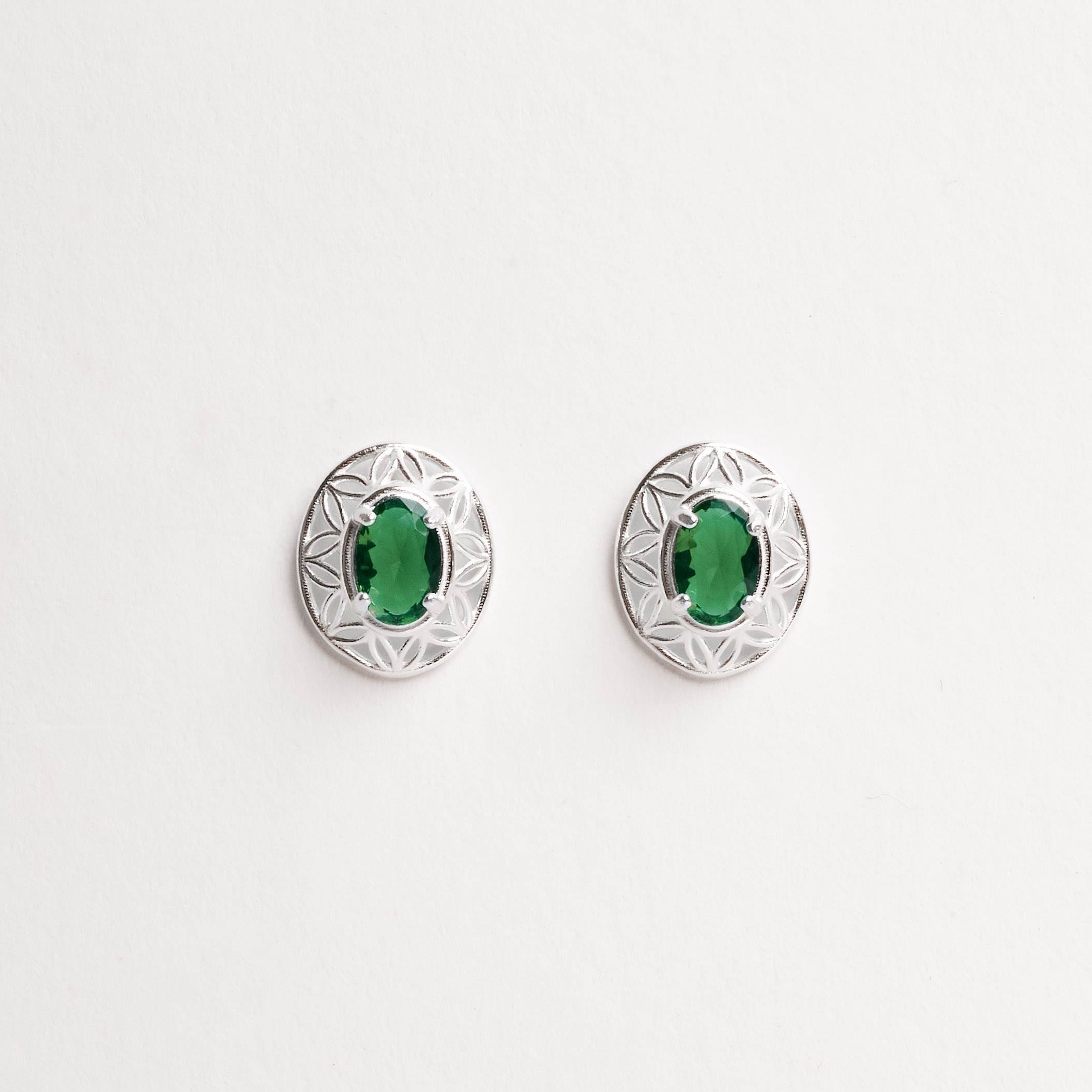 Brinco medalha trabalhada 11mm com zircônia oval esmeralda