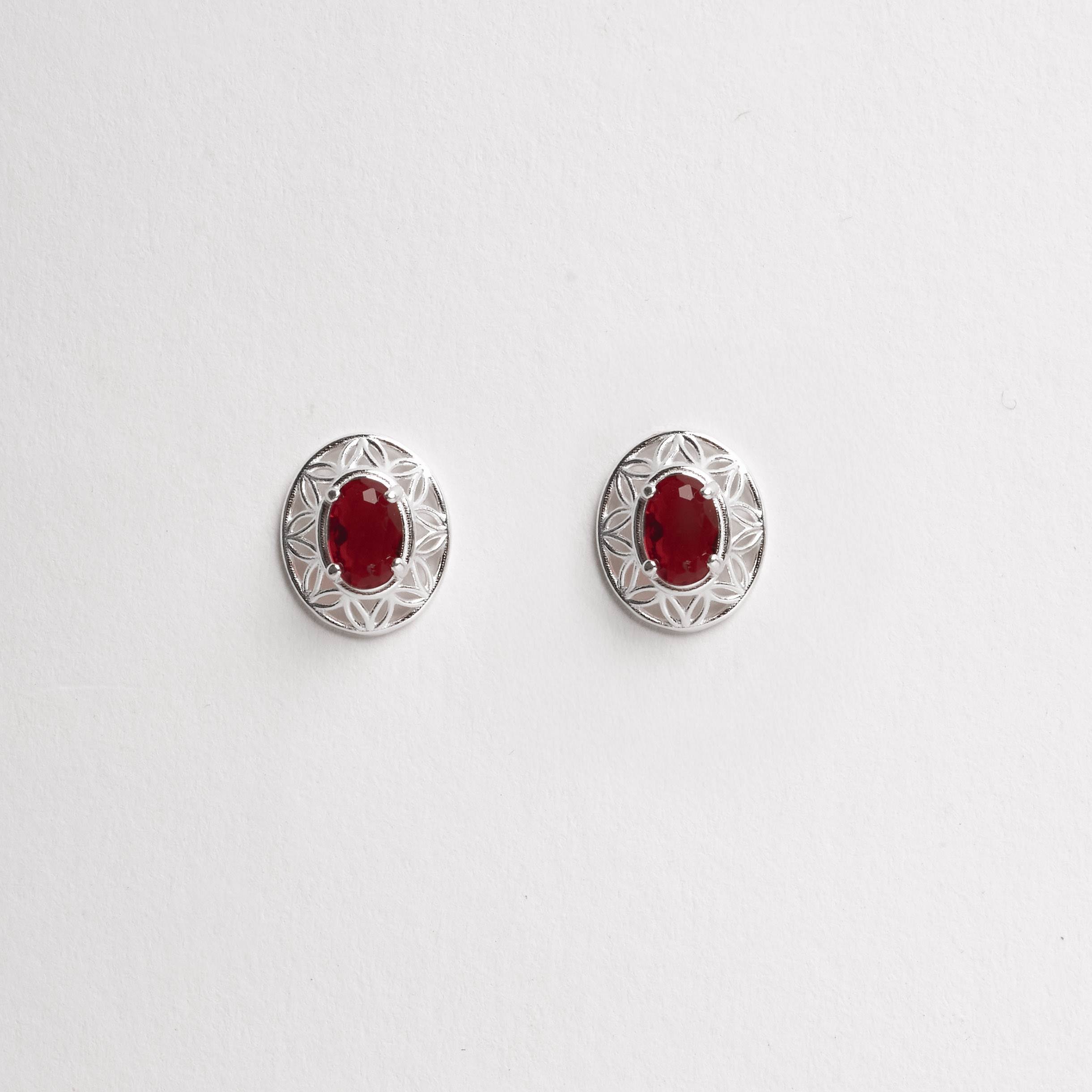 Brinco medalha trabalhada 11mm com zircônia oval rubi