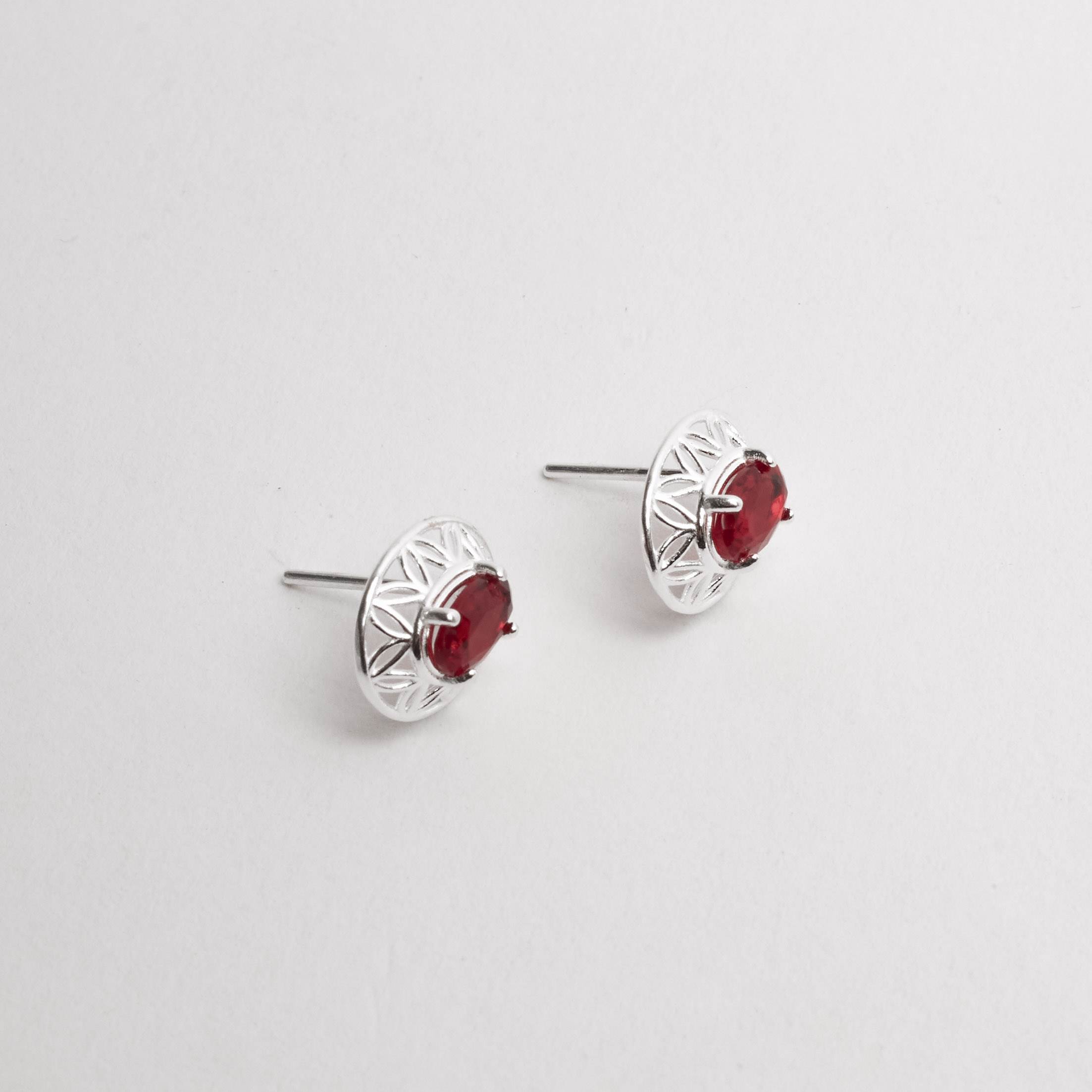 Brinco medalha trabalhada 11mm com zircônia oval rubi