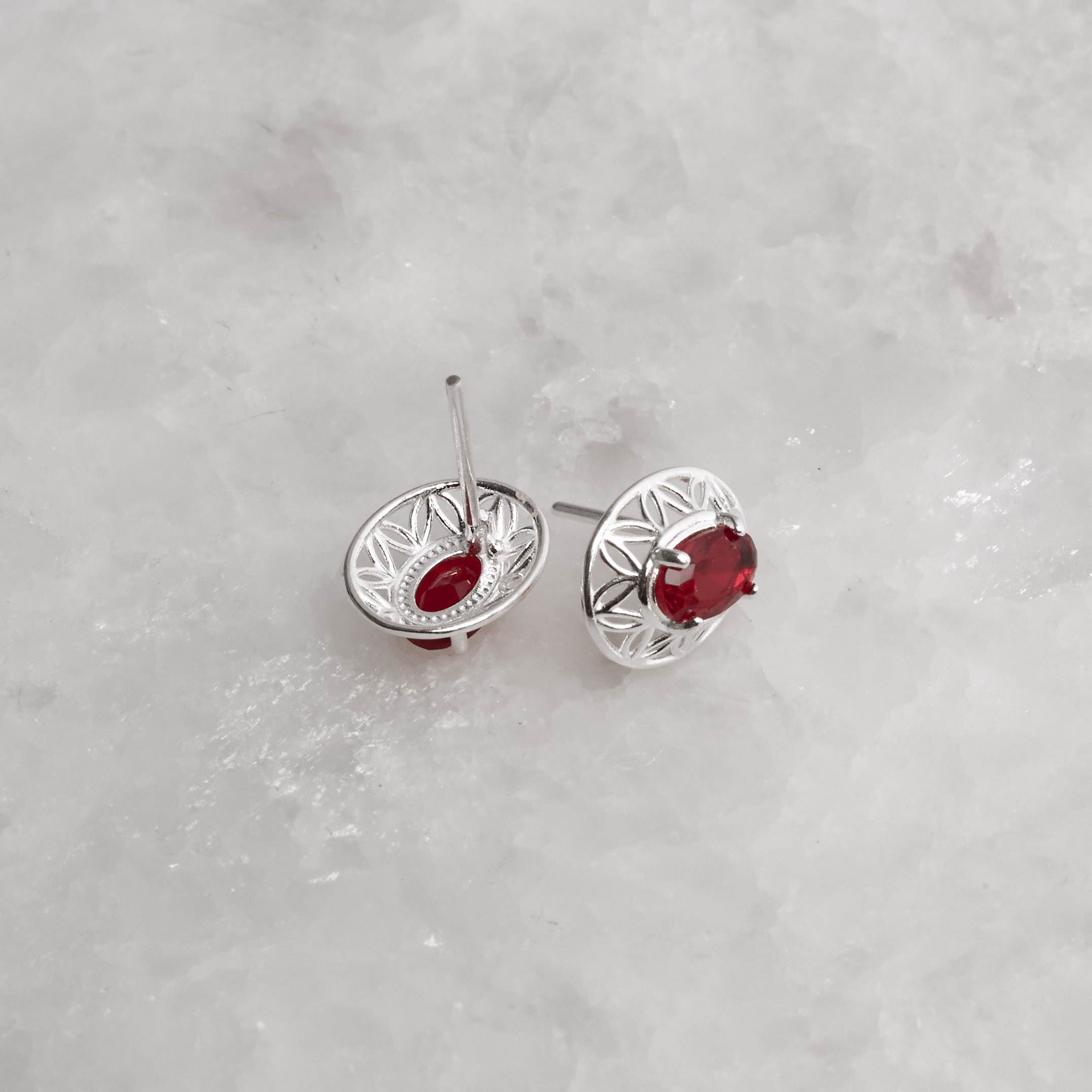 Brinco medalha trabalhada 11mm com zircônia oval rubi