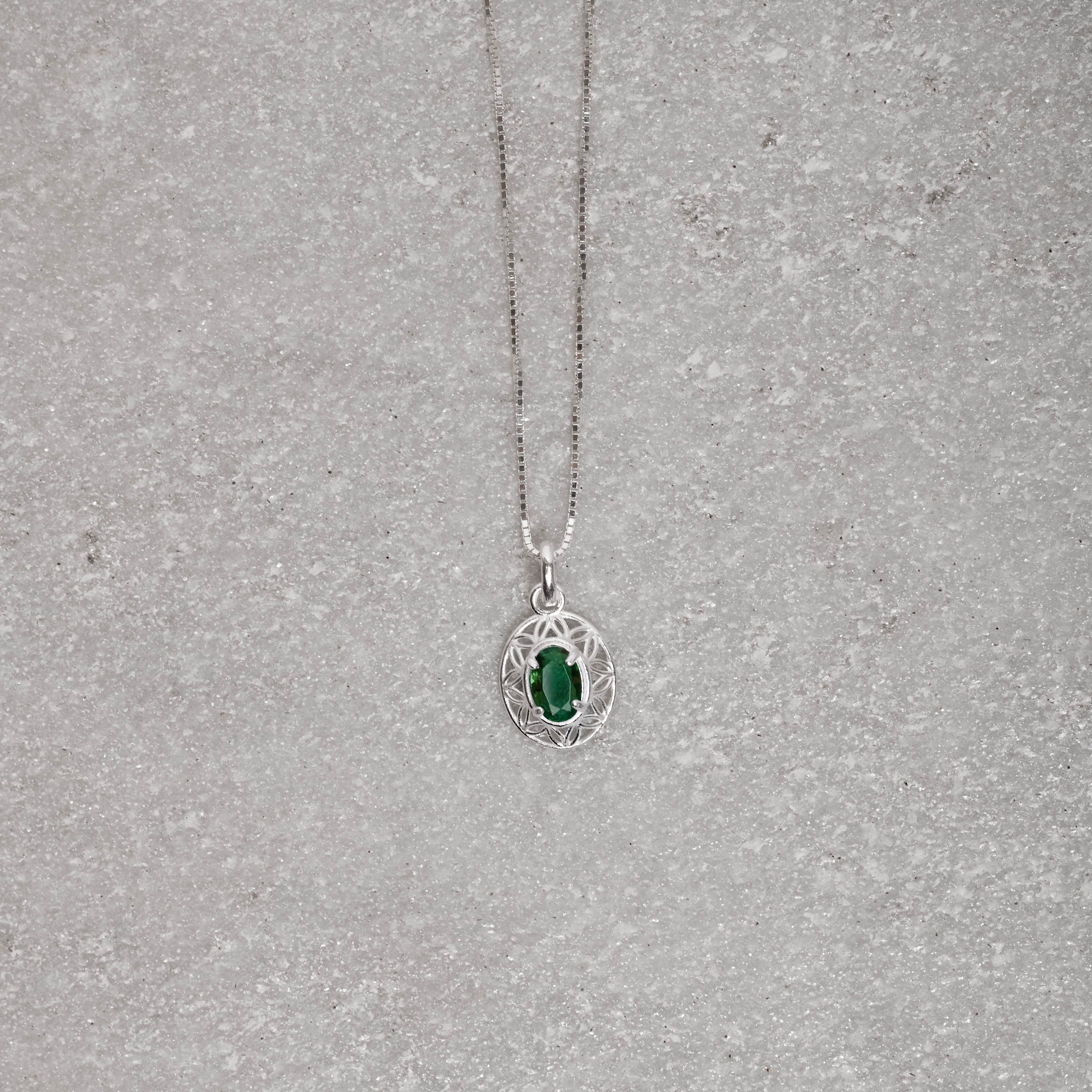 Colar pingente medalha trabalhada 11mm com zircônia oval esmeralda 45cm