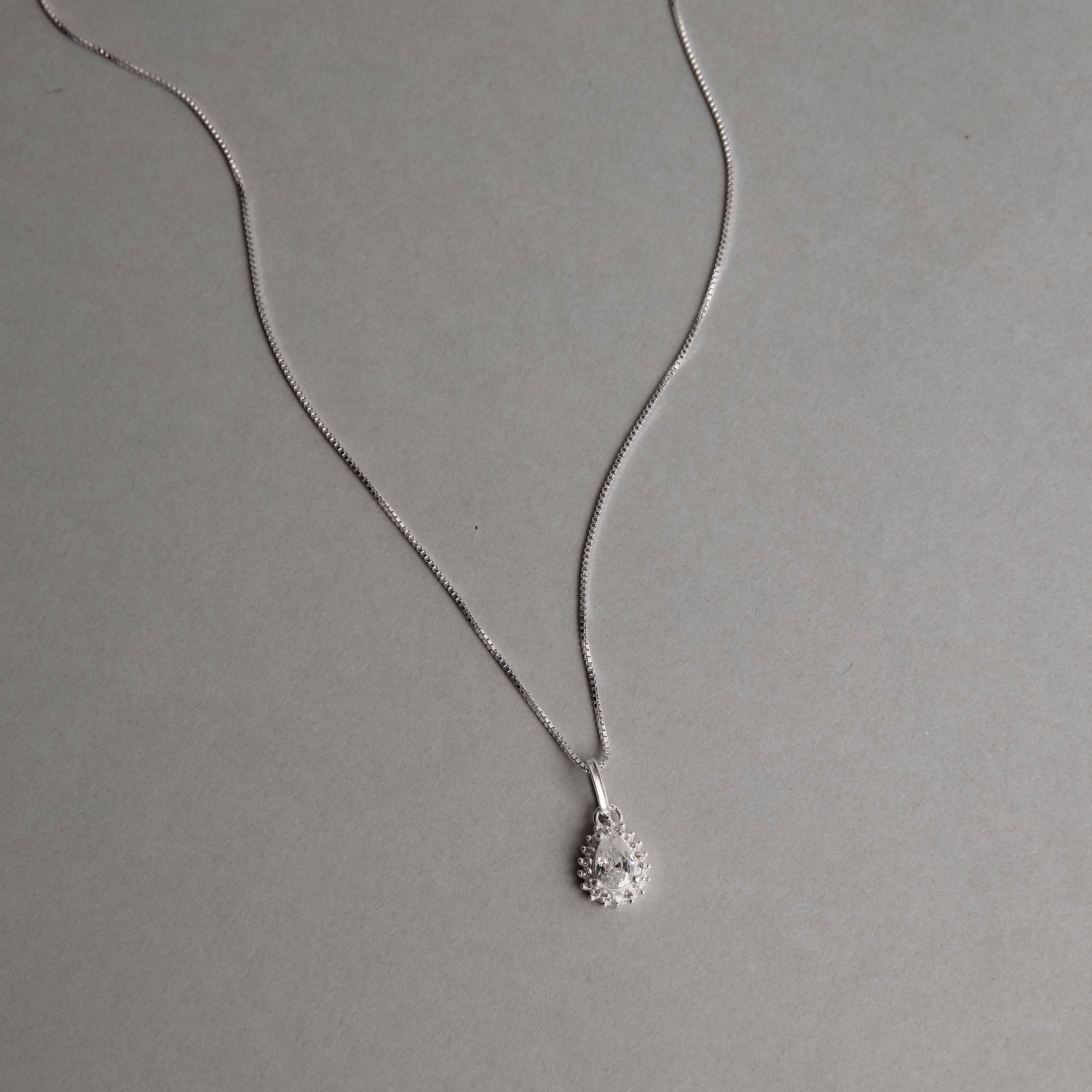 Colar pingente zircônia gota com cravejado cristal 9mm 40cm