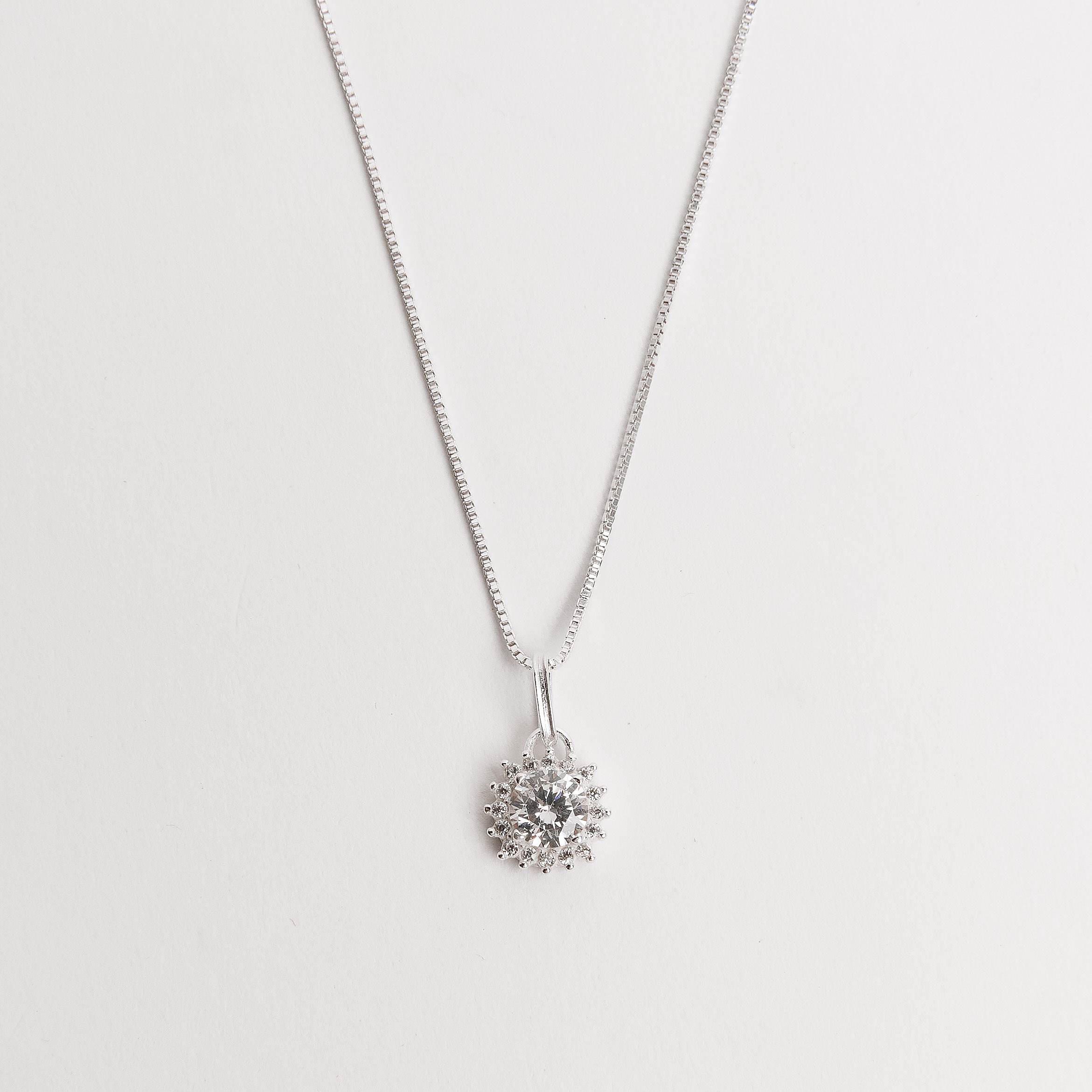 Colar pingente zircônia redonda com cravejado cristal 8mm 40cm