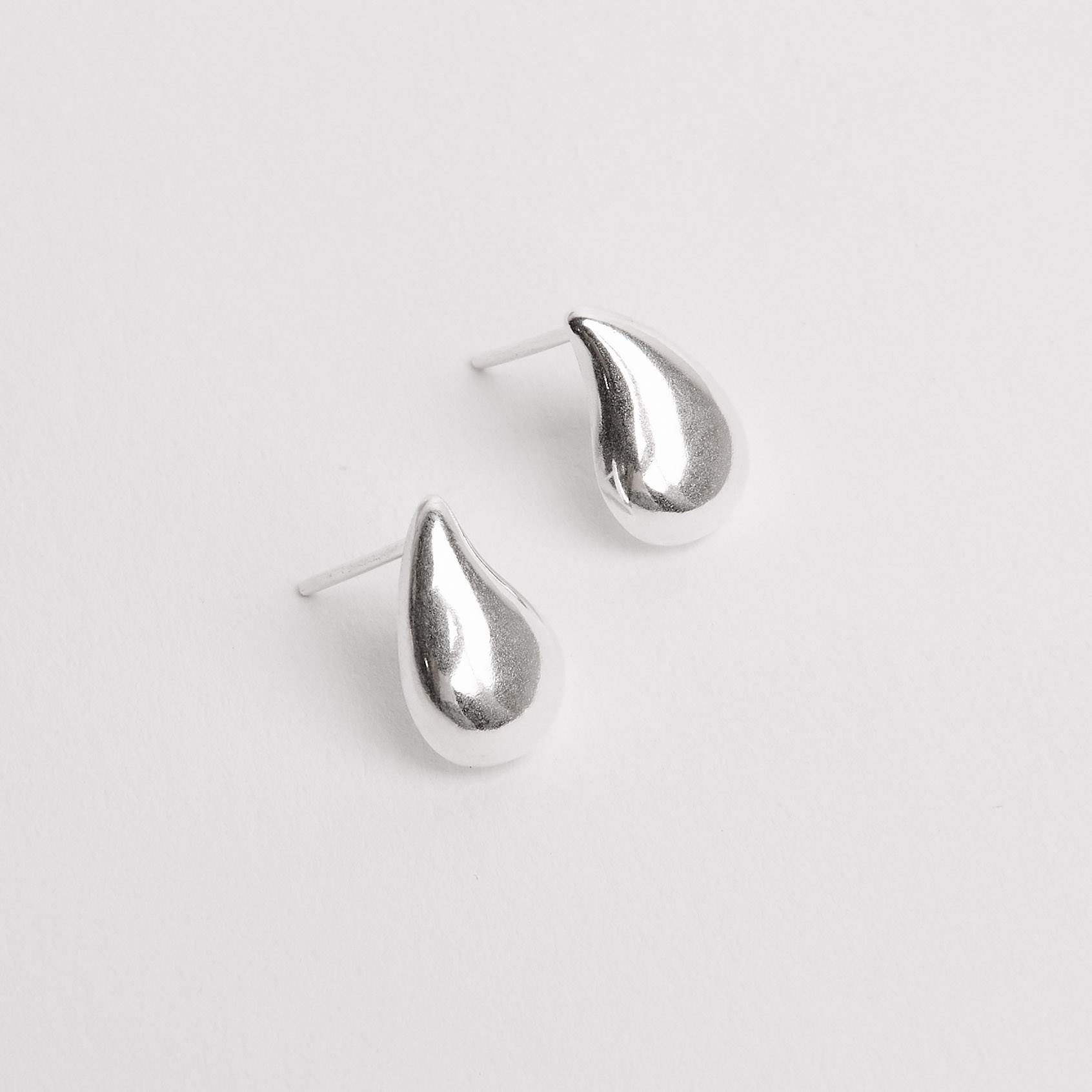 Brinco gota curvada 12mm