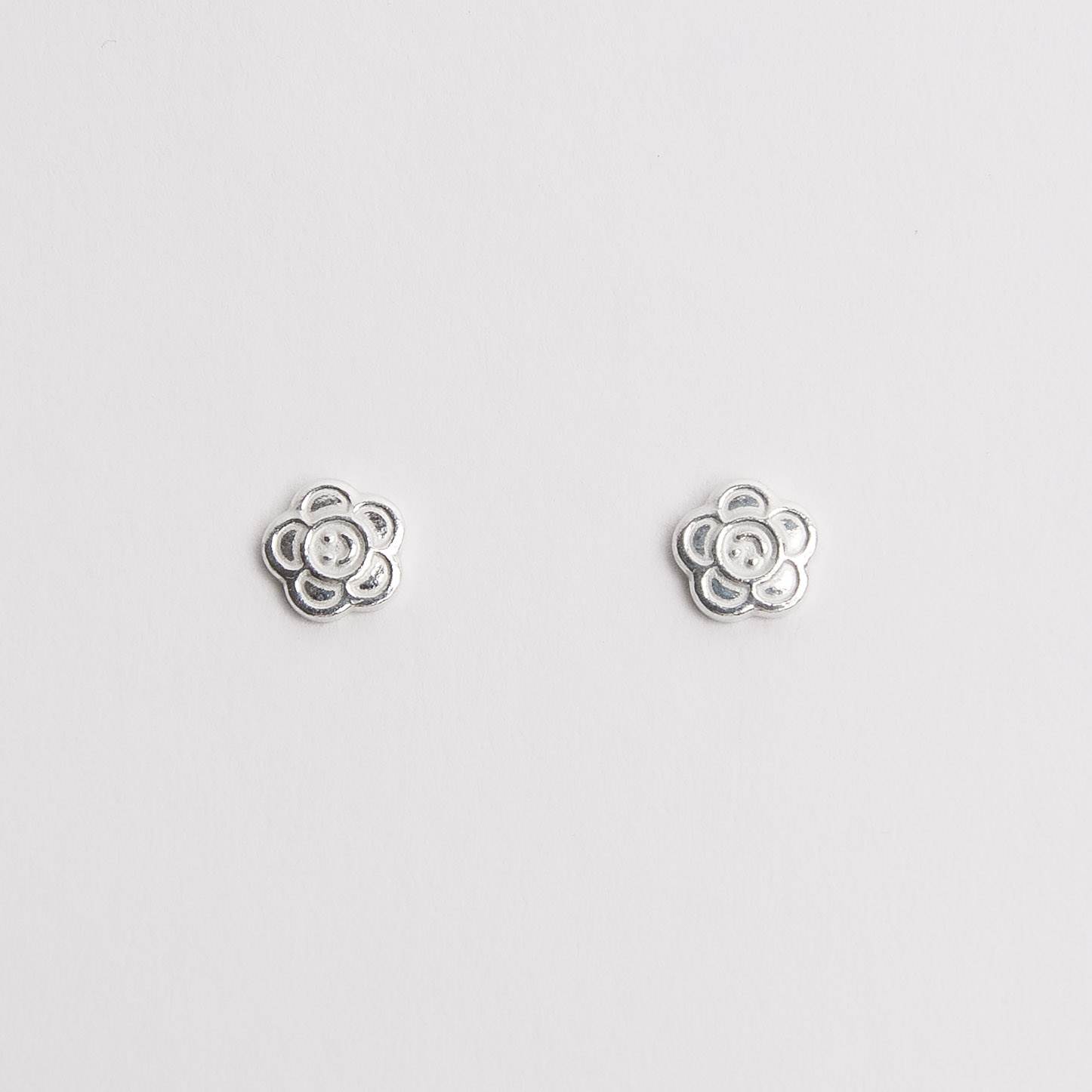 Brinco infantil flor desenhada 5mm tarraxa baby