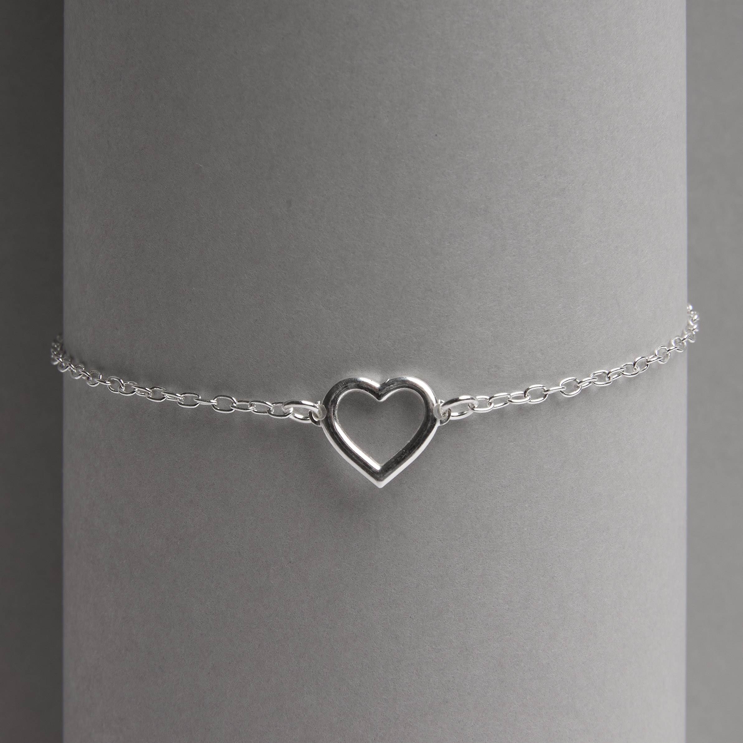 Pulseira entremeio coração vazado 10mm corrente cadeado 19cm