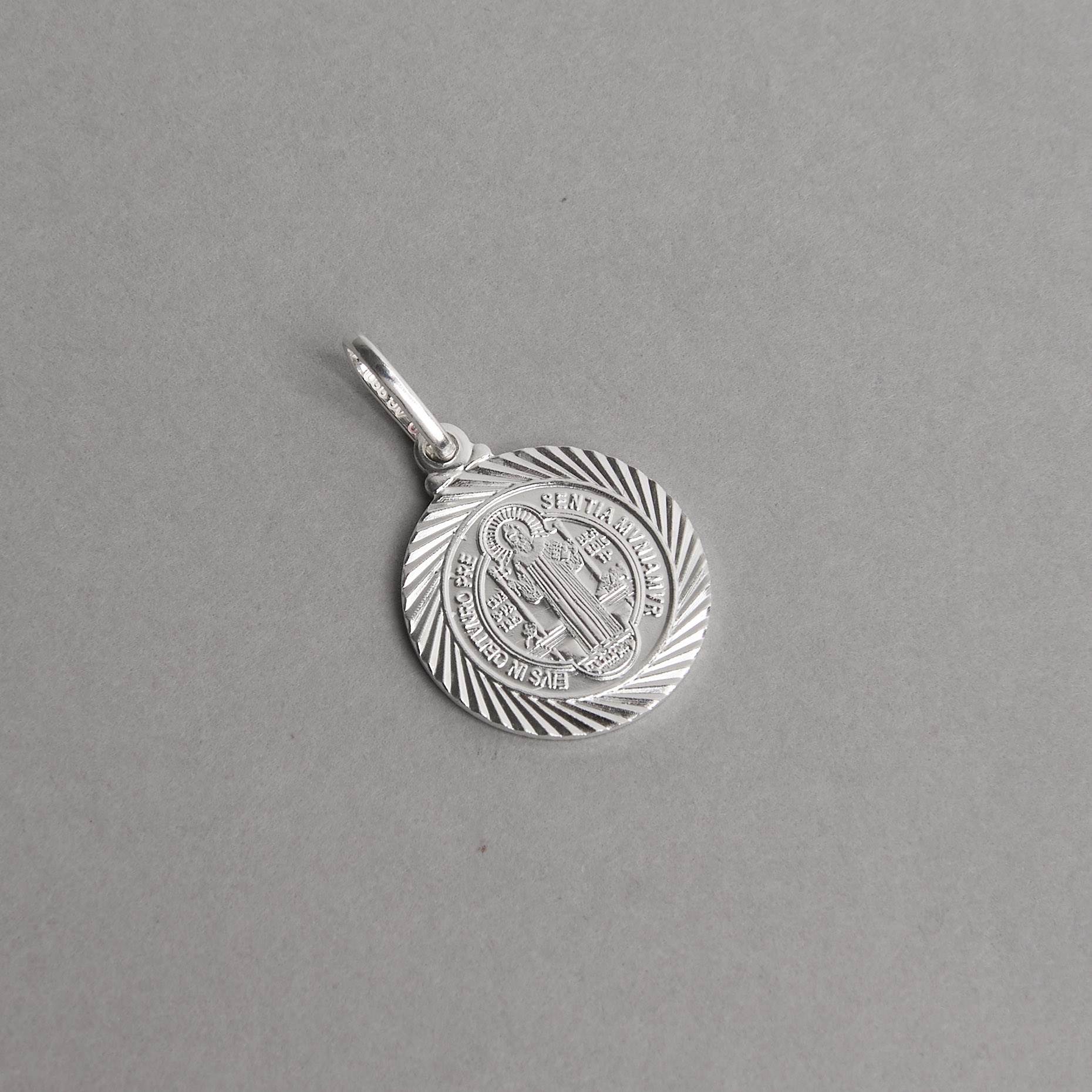 Pingente medalha São Bento desenhada 18mm