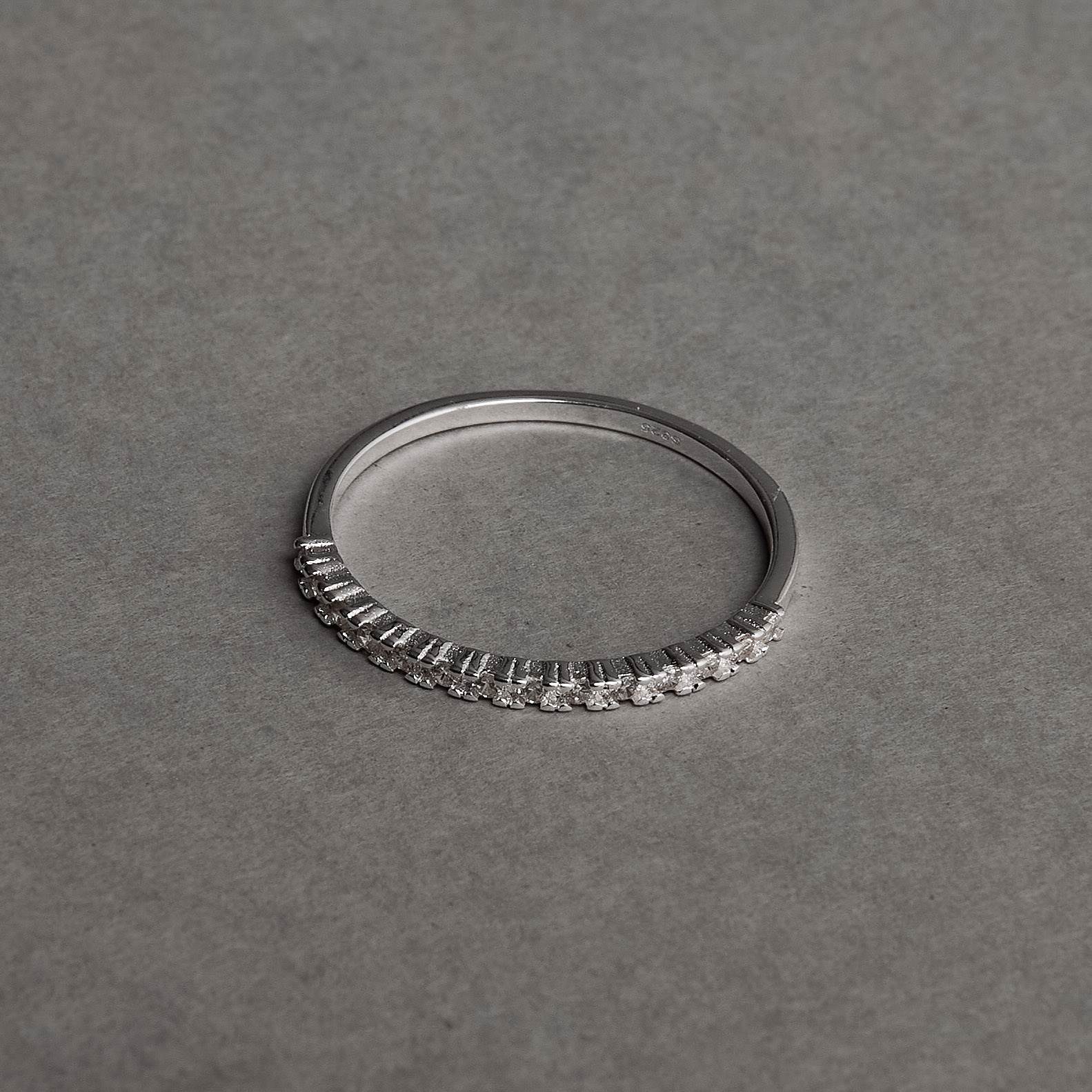 Anel meia aliança trabalhada com zircônias 1mm