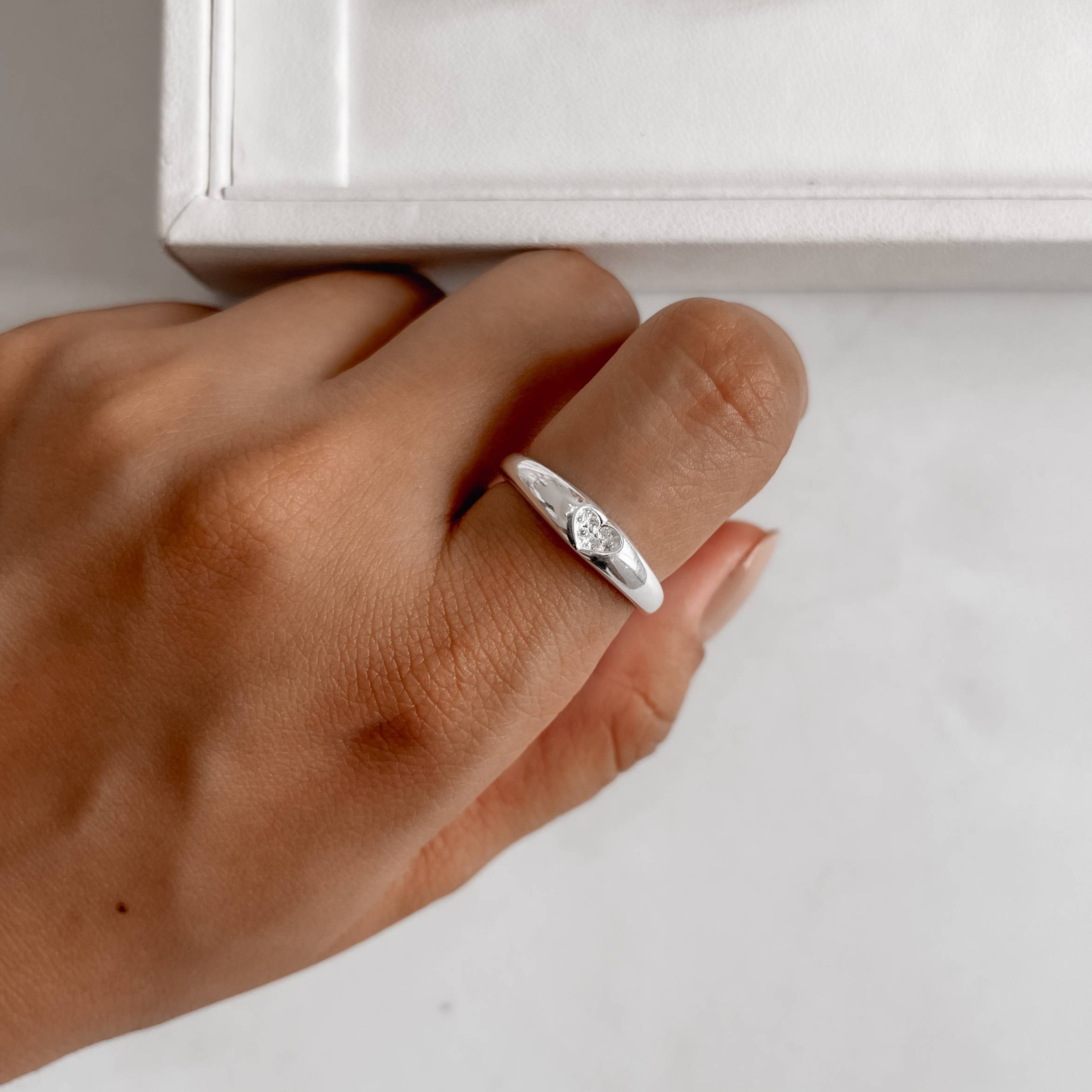 Imagem Anel largo detalhe coração cravejado