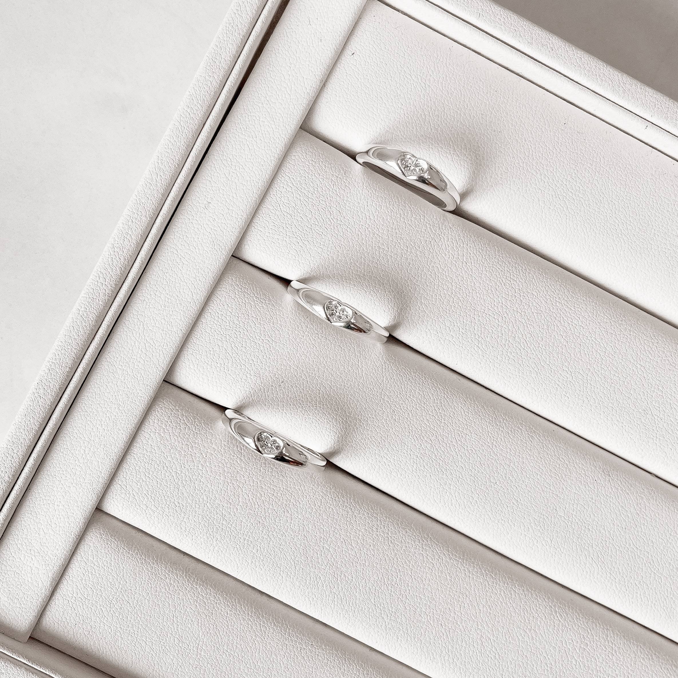 Imagem Secundária Anel largo detalhe coração cravejado