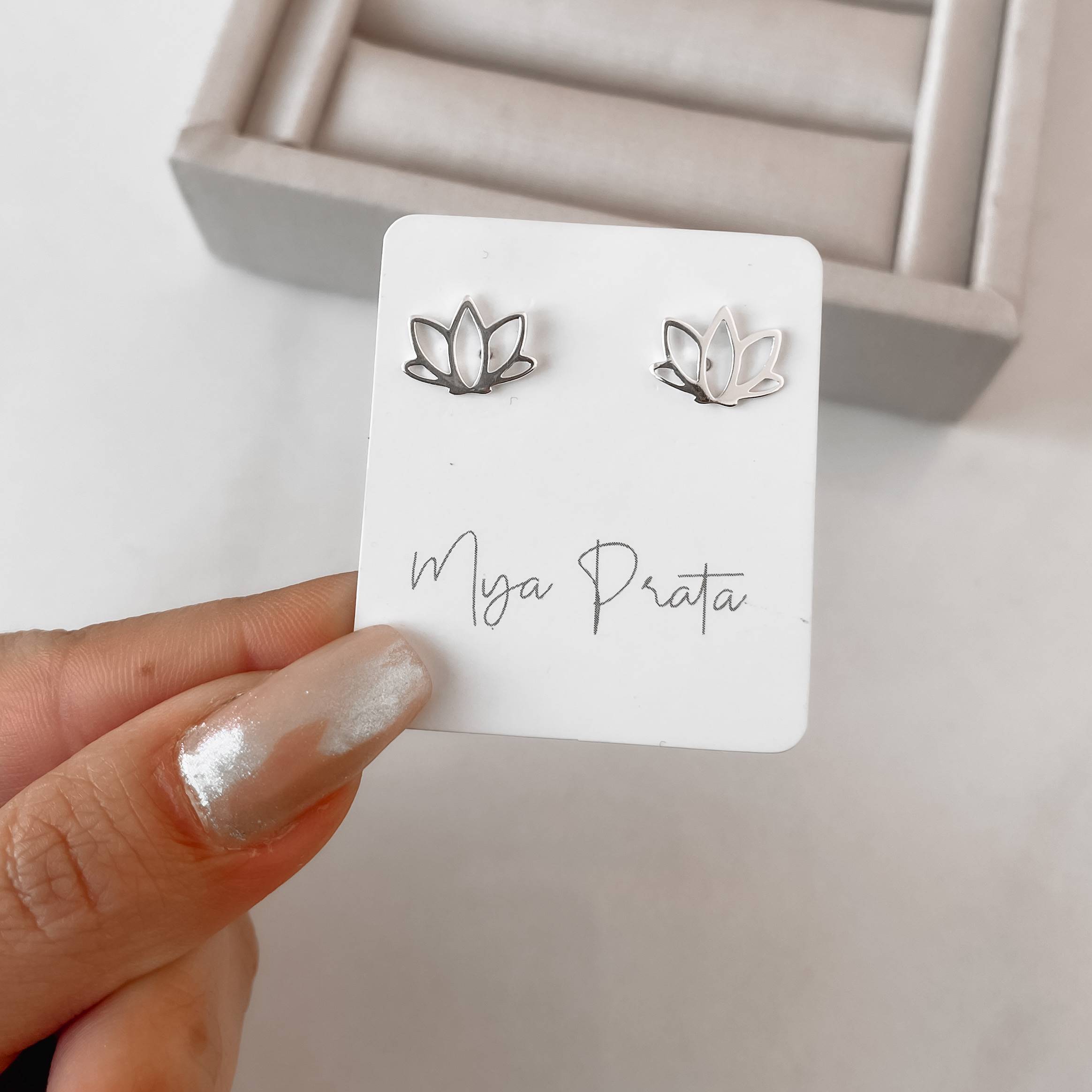 Brinco flor de lótus vazada 9mm