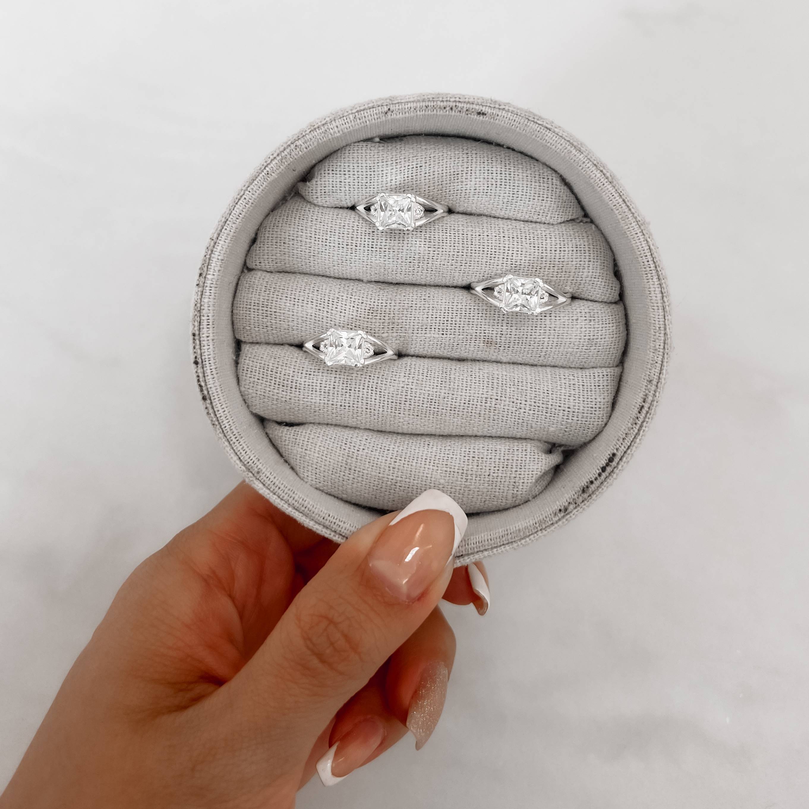 Imagem Secundária Anel solitário zircônia quadrada fio duplo