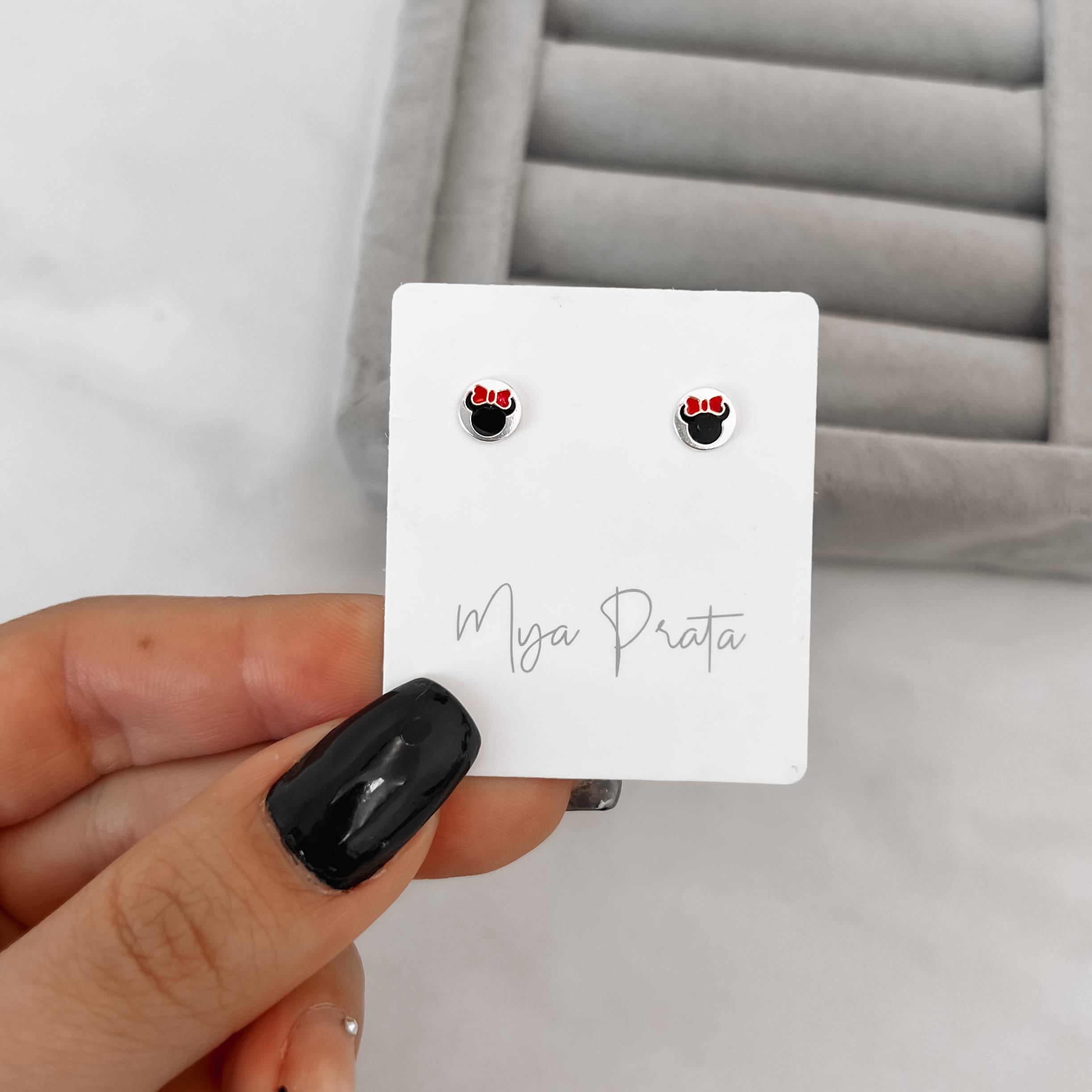 Imagem Brinco medalha minnie resina 6mm tarraxa comum