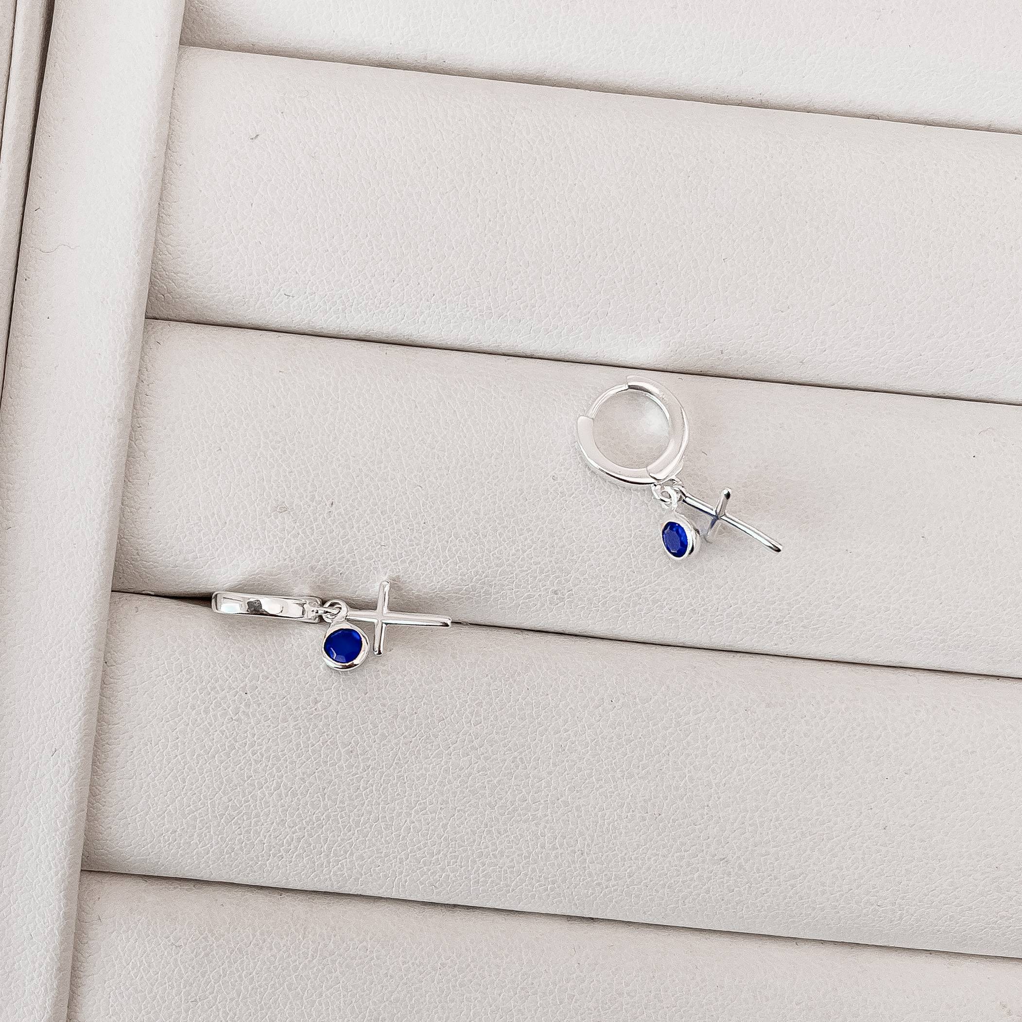 Imagem Secundária Argola click 10mm pingentes cruz e zircônia azul bic