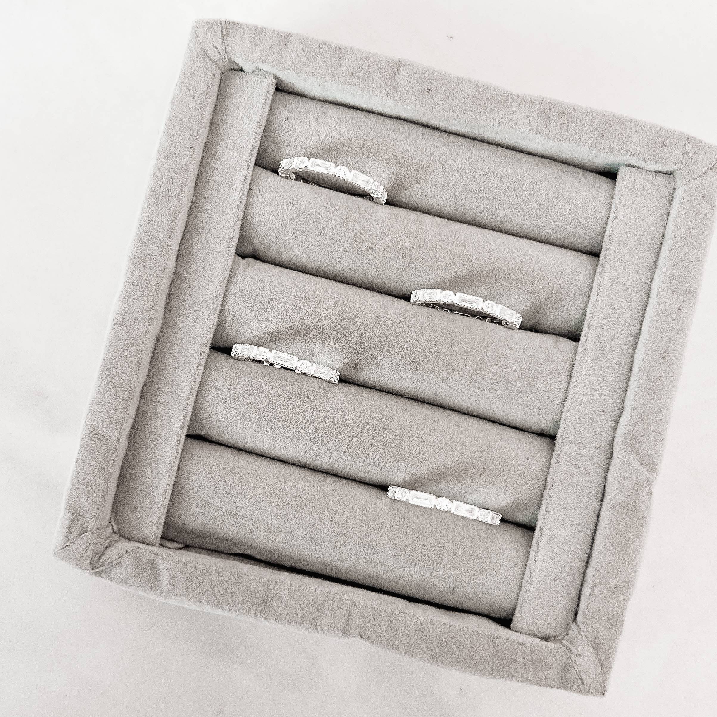 Imagem Anel zircônias retangular e redonda