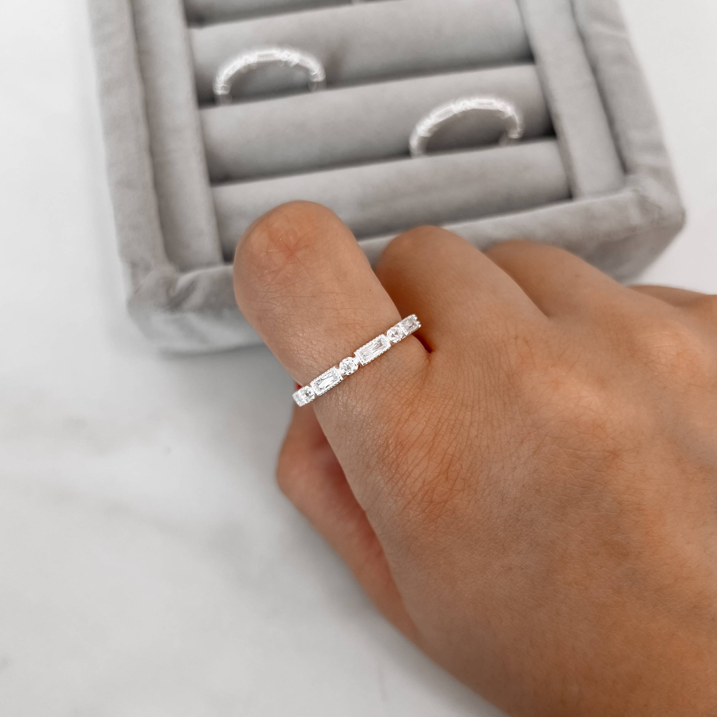 Imagem Secundária Anel zircônias retangular e redonda